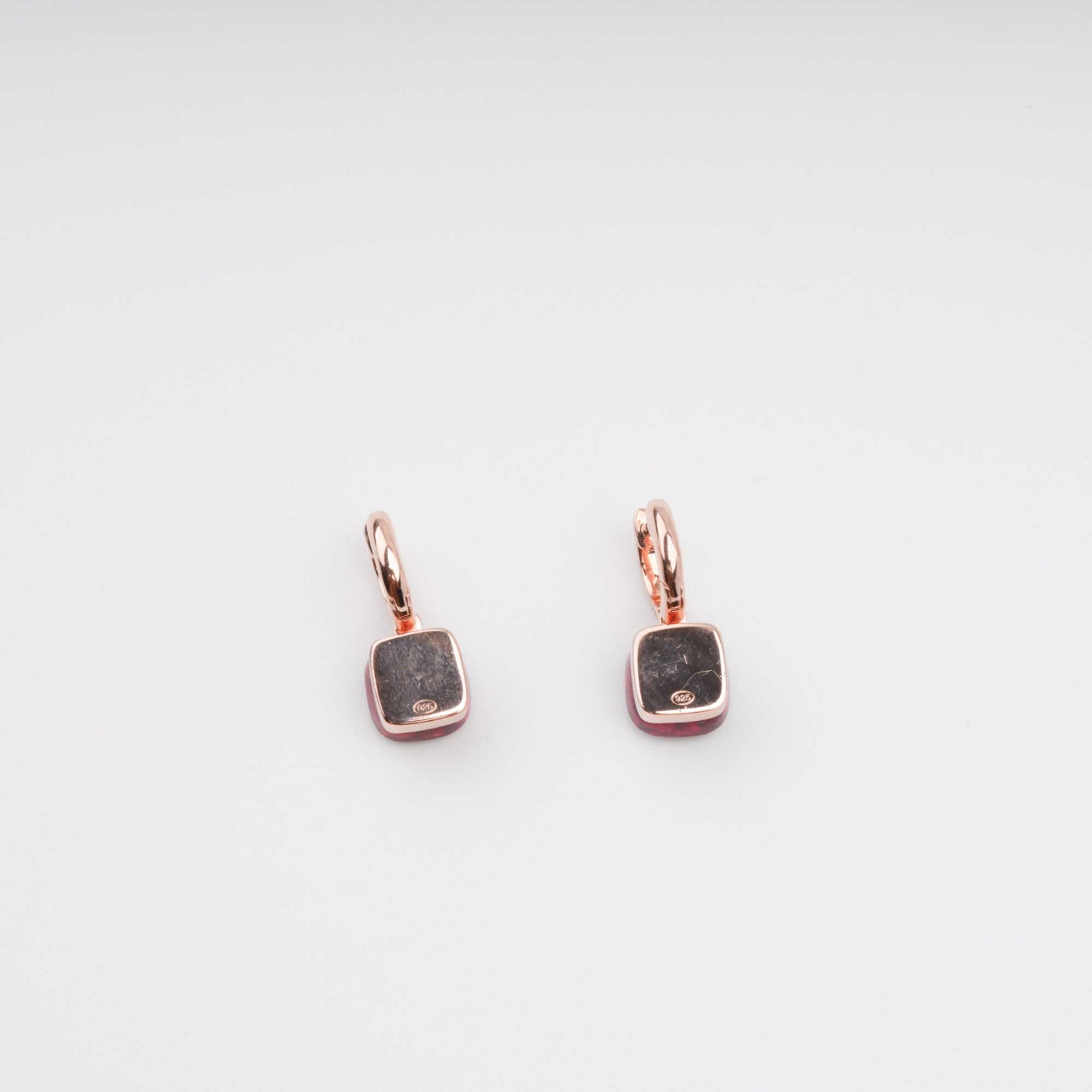 أقراط أذن دائرية من الفضة الإسترلينية من آفا، مرصعة بأحجار كريمة مقطوعة على شكل وسادة باللون الأحمر