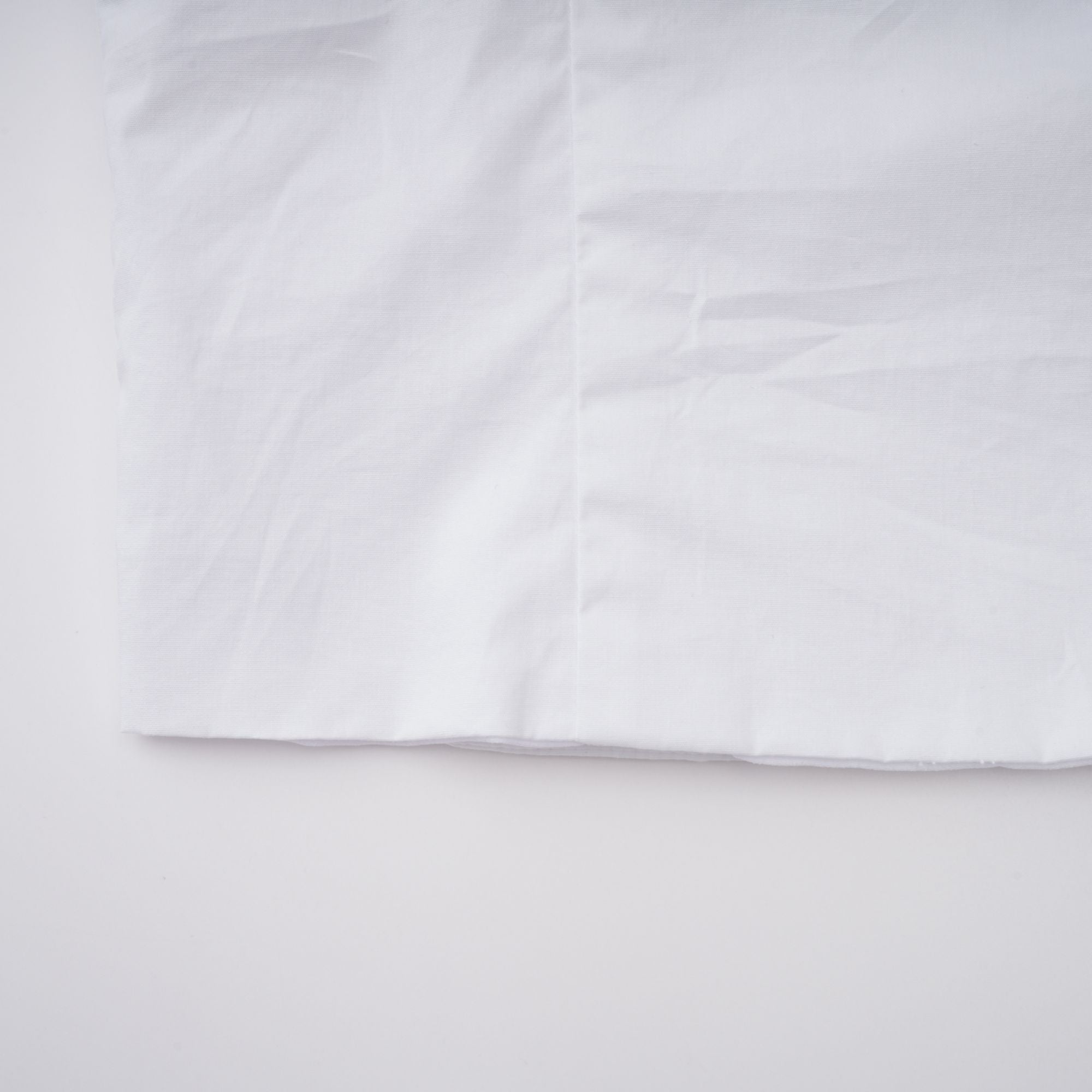 طقم بلوزة وتنورة أليسيا وايت المزينة بالكشكشة