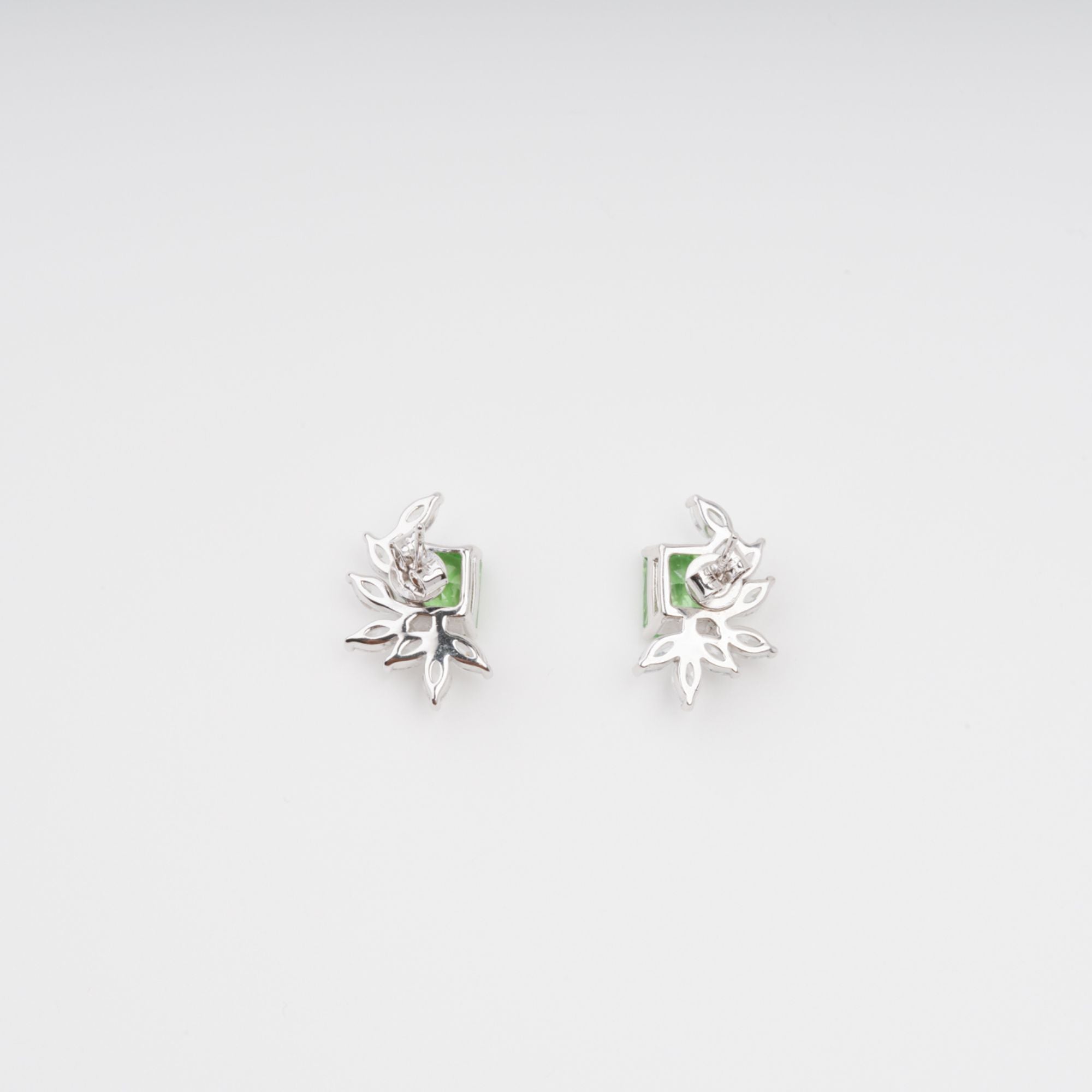 Meris – Ohrringe aus Sterlingsilber mit rechteckigem grünem Edelstein