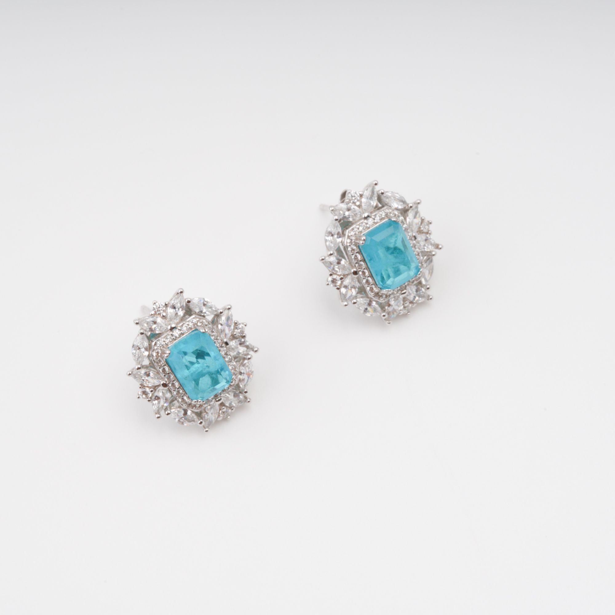 أقراط كايسو من الفضة الإسترلينية مرصعة بأحجار كريمة من أحجار الأكوامارين وقطع الزمرد