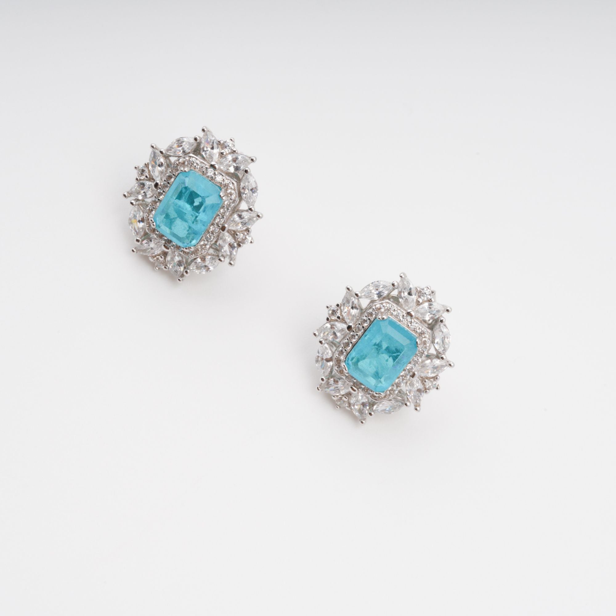 أقراط كايسو من الفضة الإسترلينية مرصعة بأحجار كريمة من أحجار الأكوامارين وقطع الزمرد