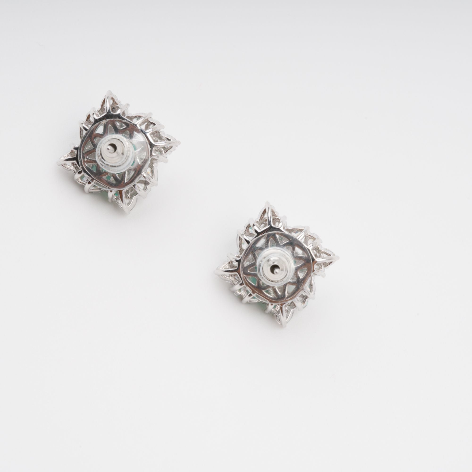 أقراط هيلجا الخضراء المرصعة بالأحجار الكريمة من الفضة الإسترلينية