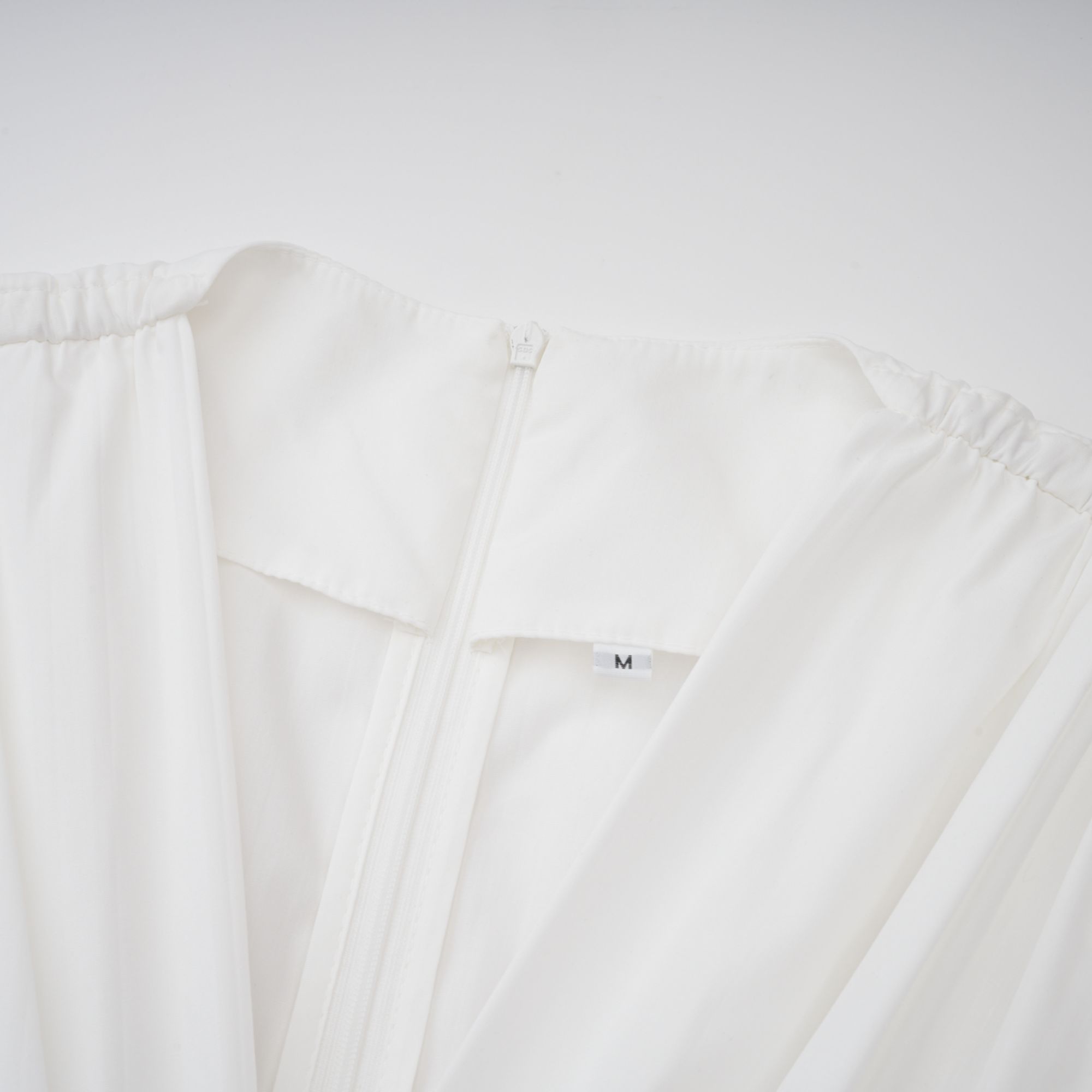 Vienne – Weißes, plissiertes Maxikleid mit Schnürung