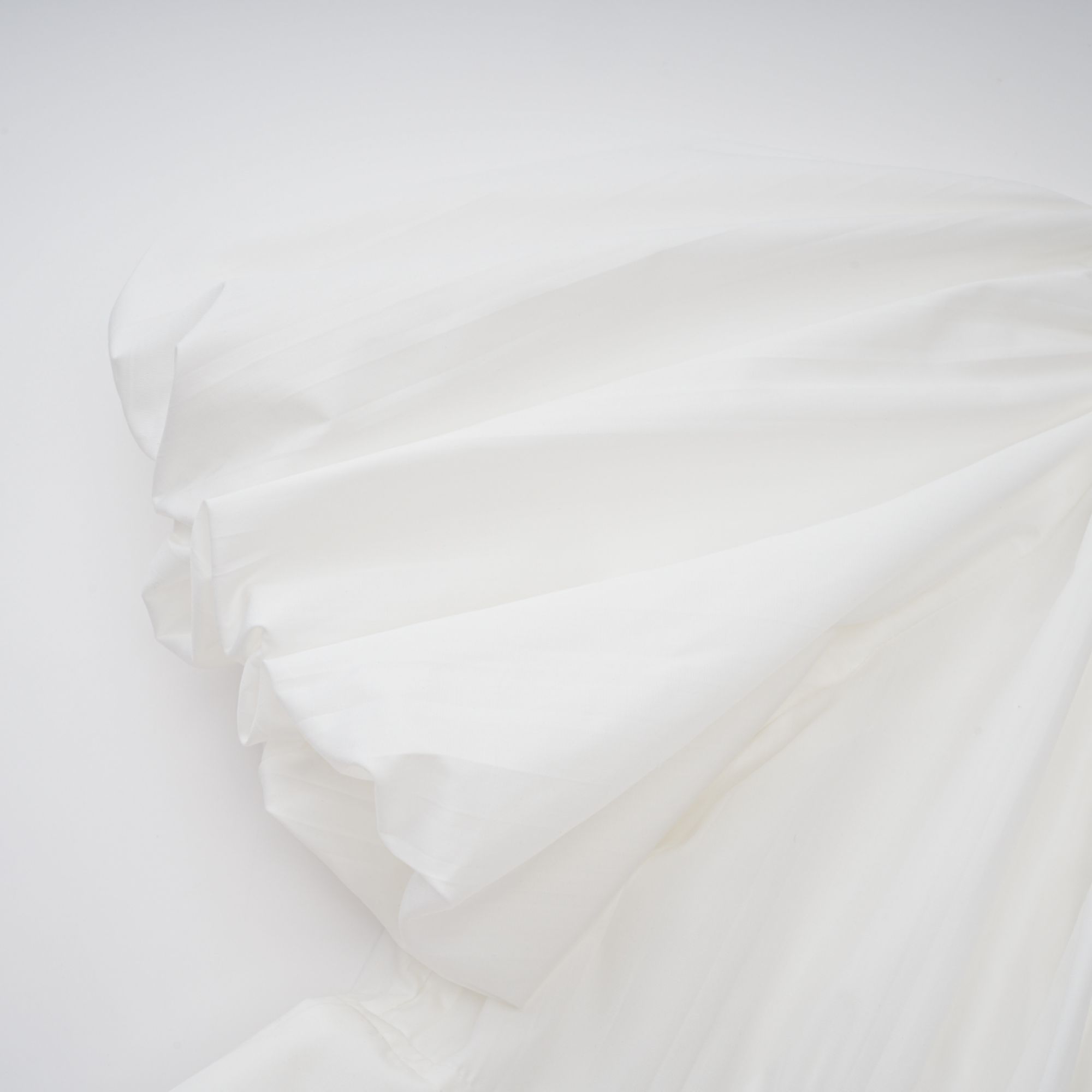 Vienne – Weißes, plissiertes Maxikleid mit Schnürung