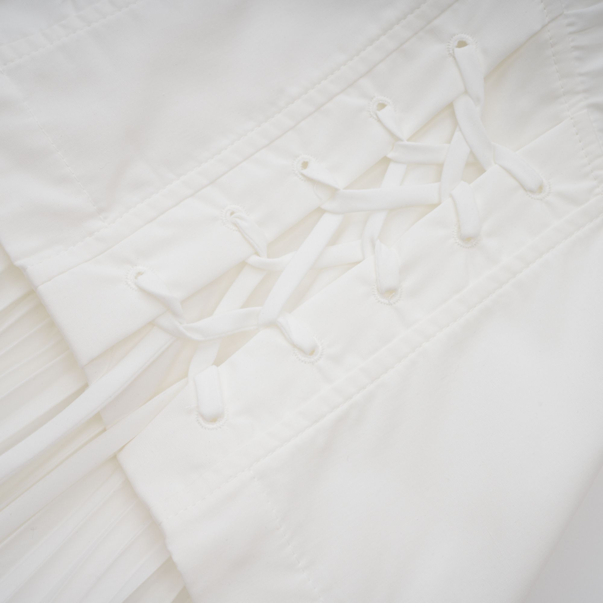 Vienne – Weißes, plissiertes Maxikleid mit Schnürung