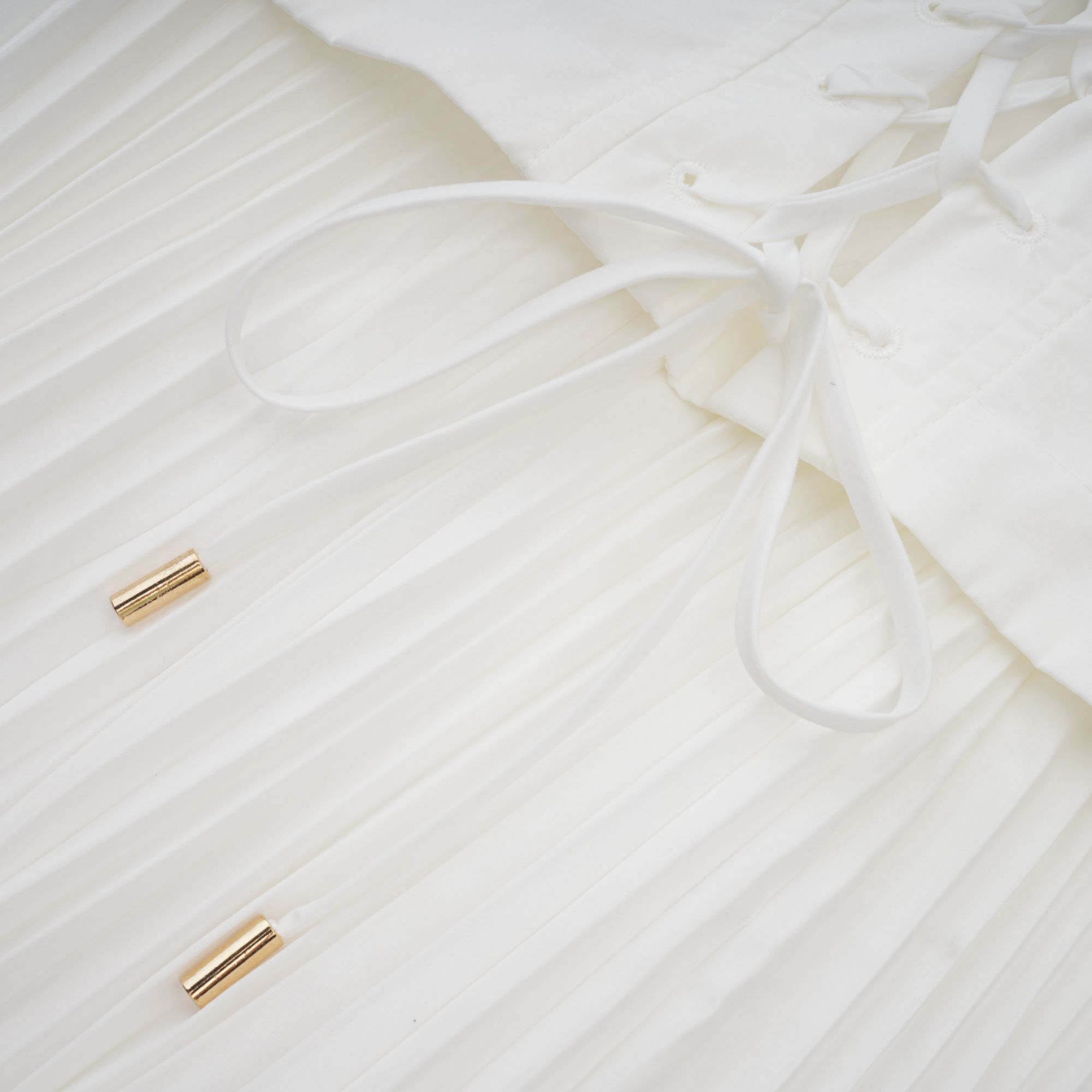 Vienne – Weißes, plissiertes Maxikleid mit Schnürung