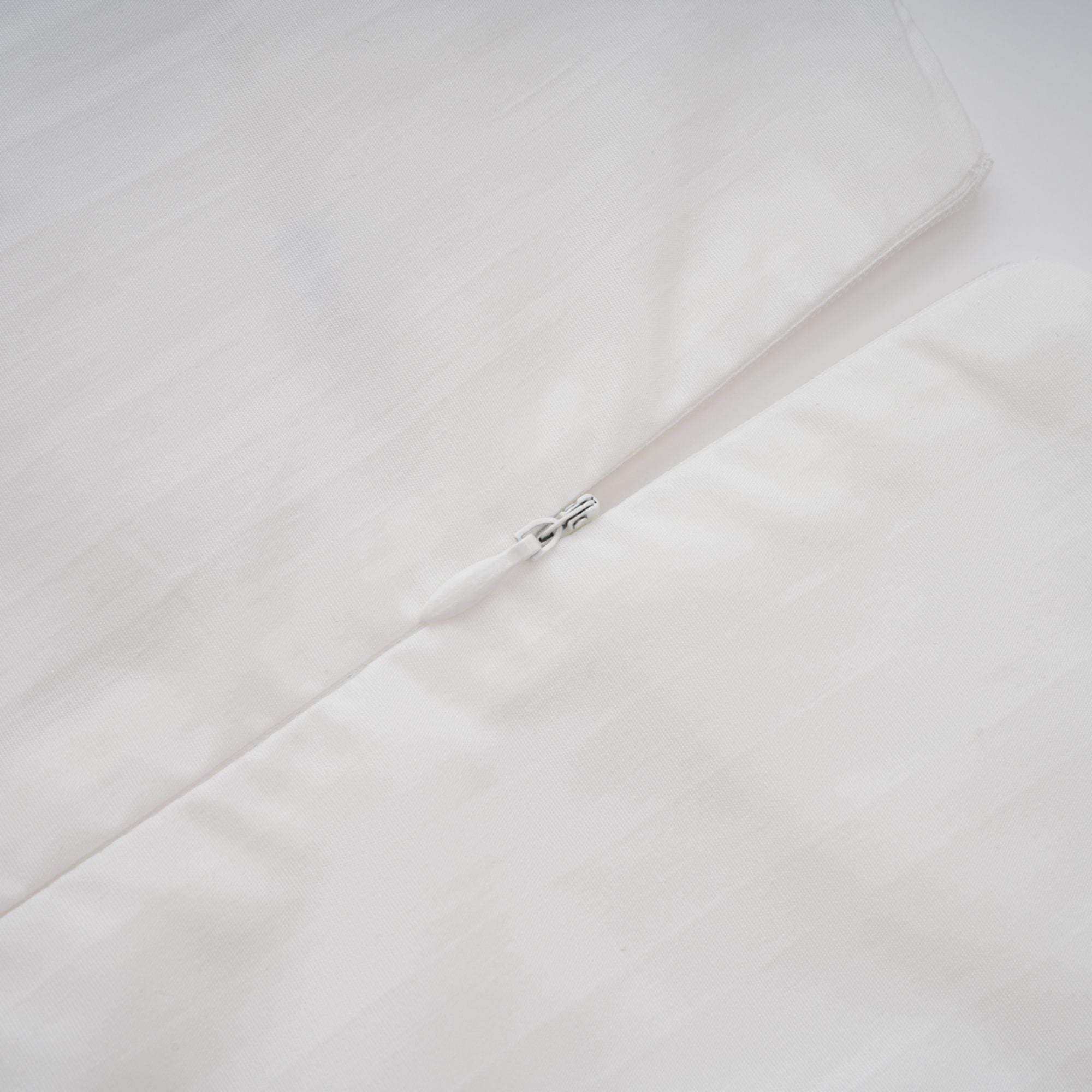 Vienne – Weißes, plissiertes Maxikleid mit Schnürung