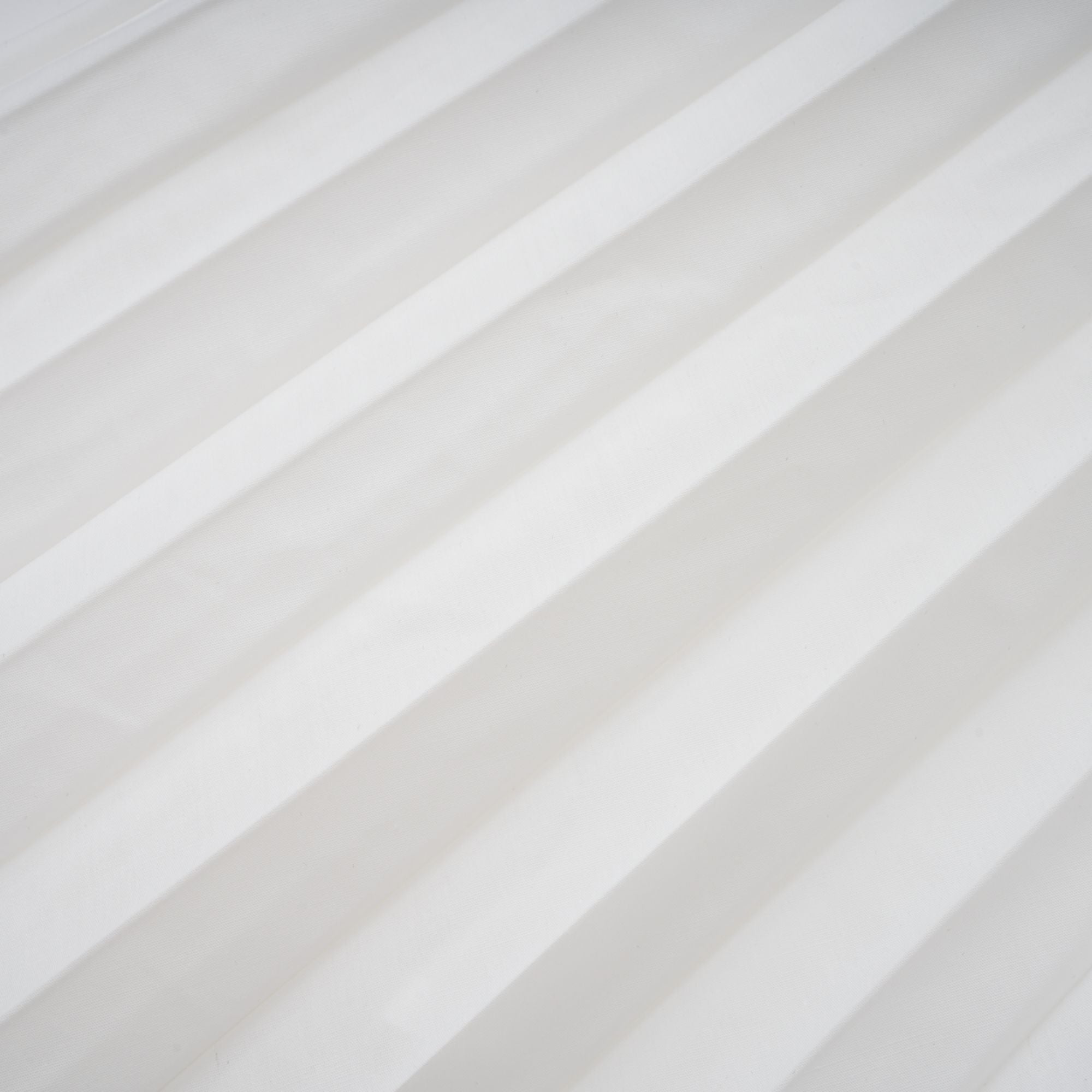 Vienne – Weißes, plissiertes Maxikleid mit Schnürung