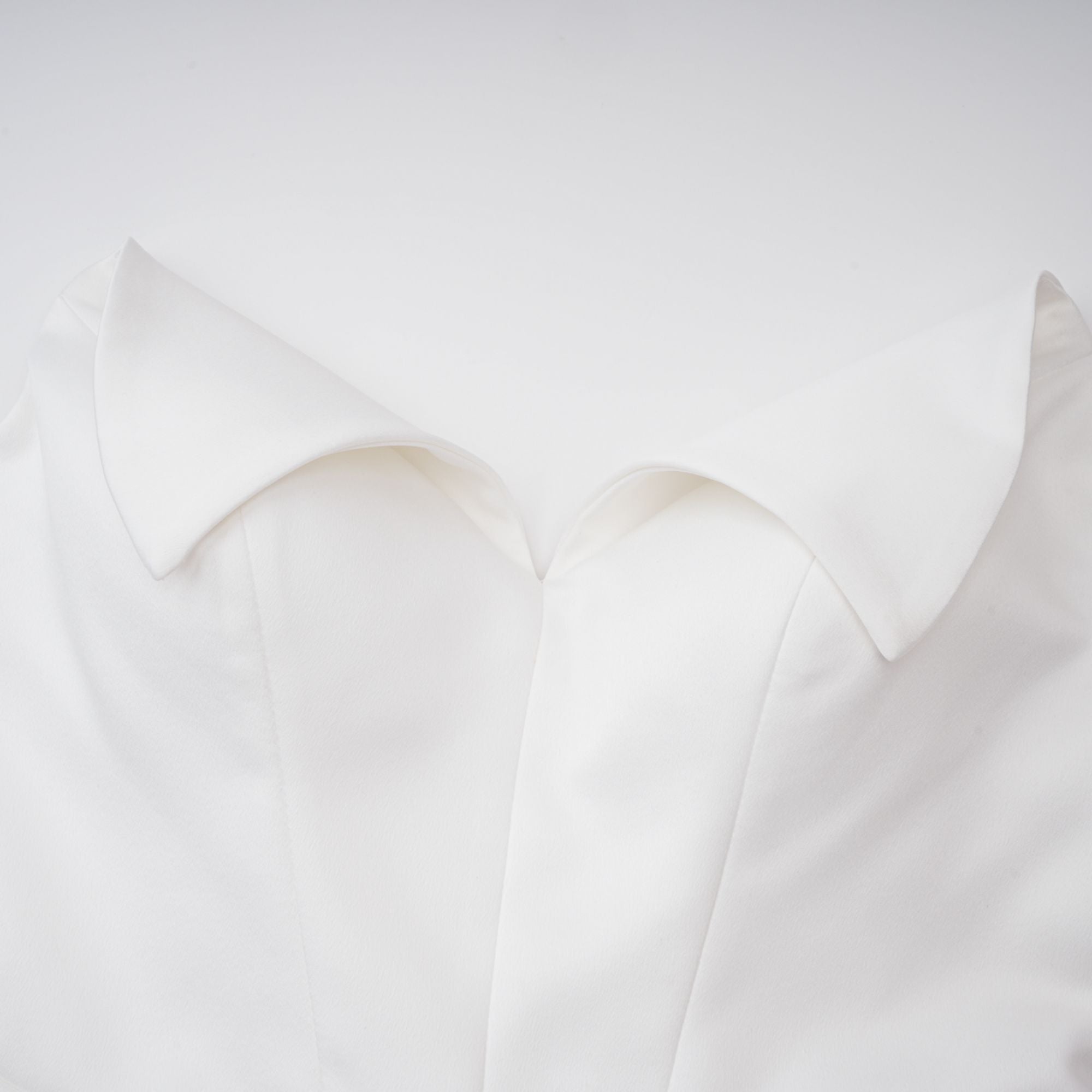 Alba – Weißes Maxikleid mit Korsett und Tonnentaille