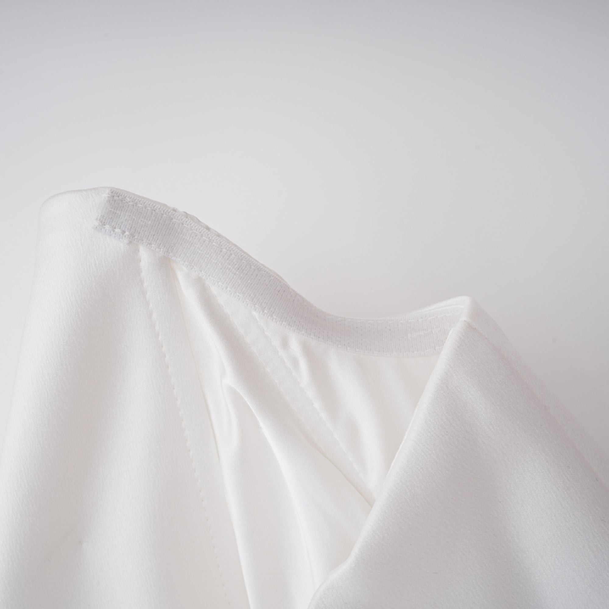 Alba – Weißes Maxikleid mit Korsett und Tonnentaille