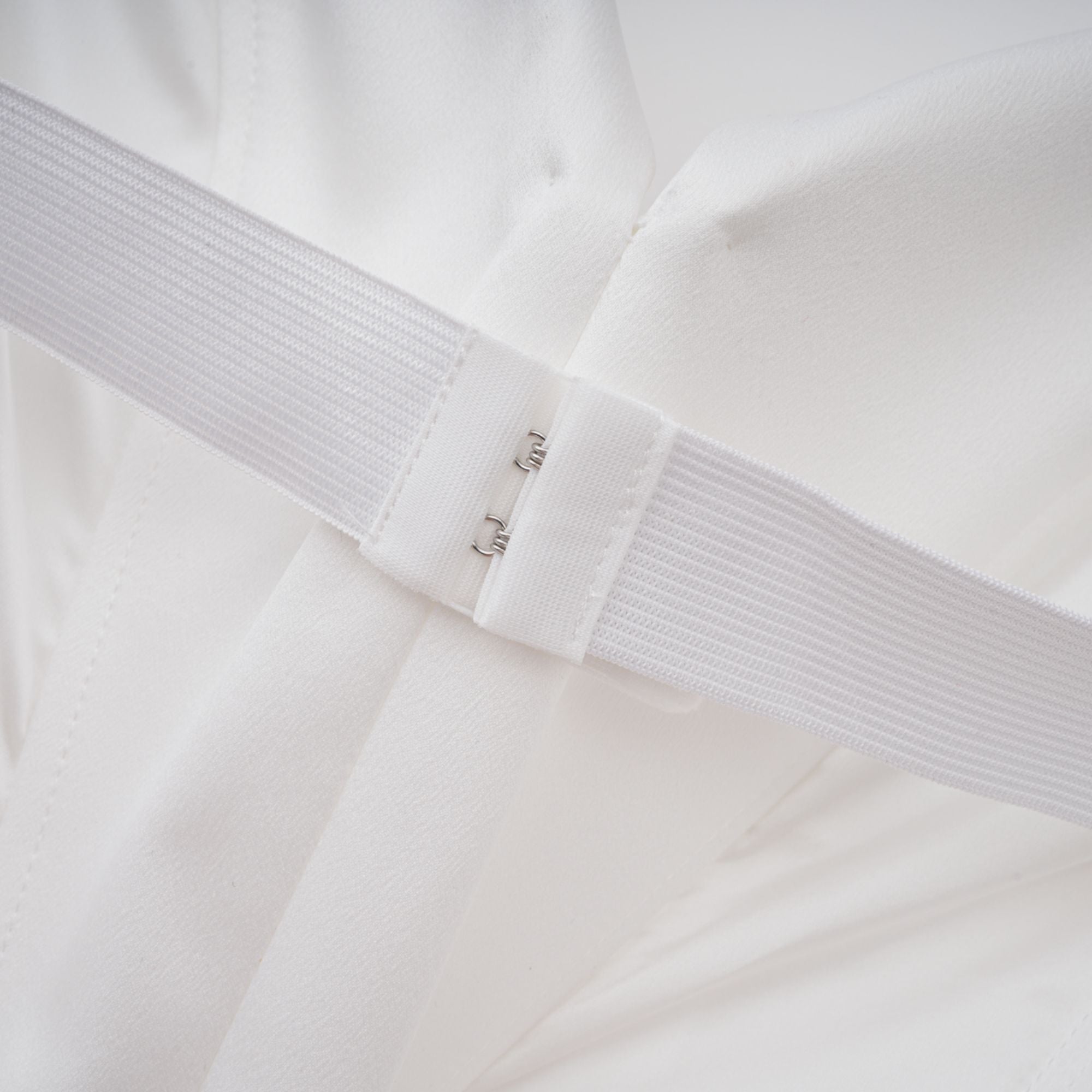 Alba – Weißes Maxikleid mit Korsett und Tonnentaille