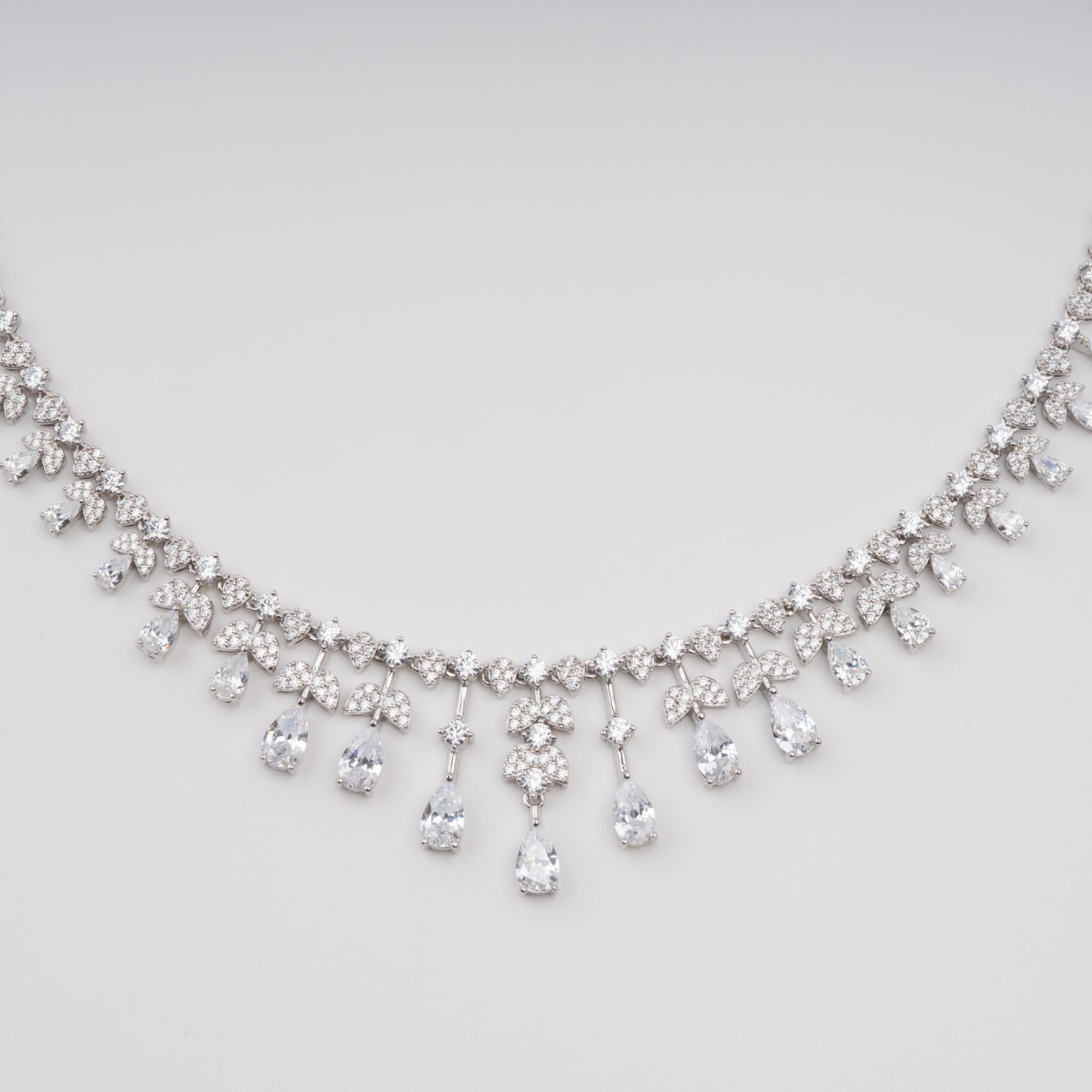 Salli Silberfarbene, symmetrische Halskette aus Sterlingsilber mit Verzierung