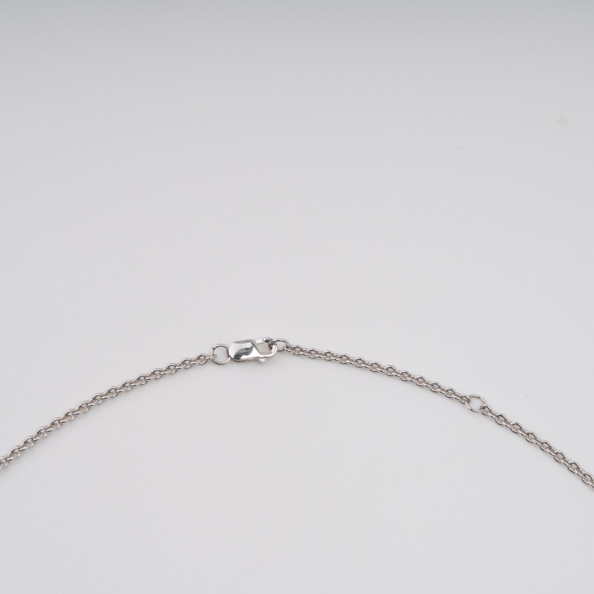 Salli Silberfarbene, symmetrische Halskette aus Sterlingsilber mit Verzierung