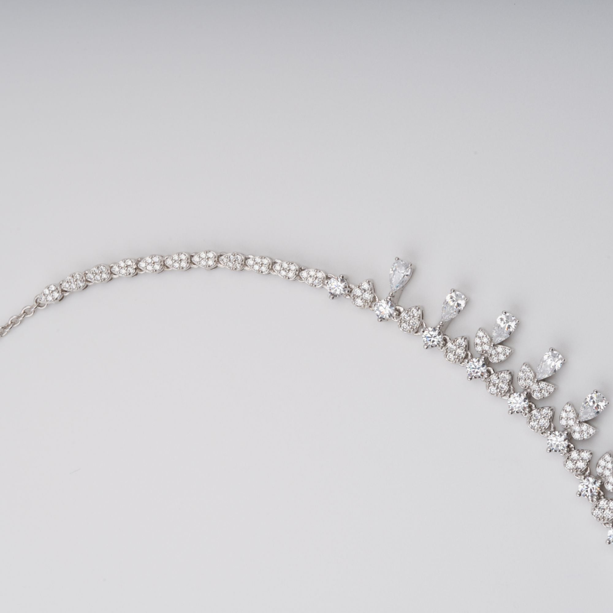 Salli Silberfarbene, symmetrische Halskette aus Sterlingsilber mit Verzierung