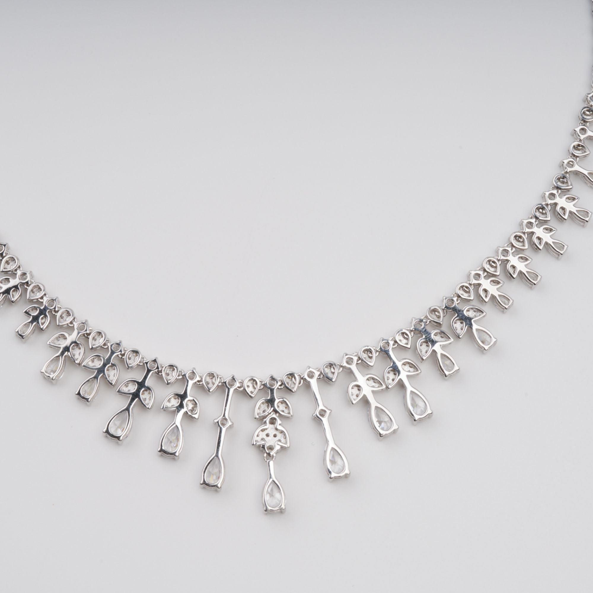 Salli Silberfarbene, symmetrische Halskette aus Sterlingsilber mit Verzierung