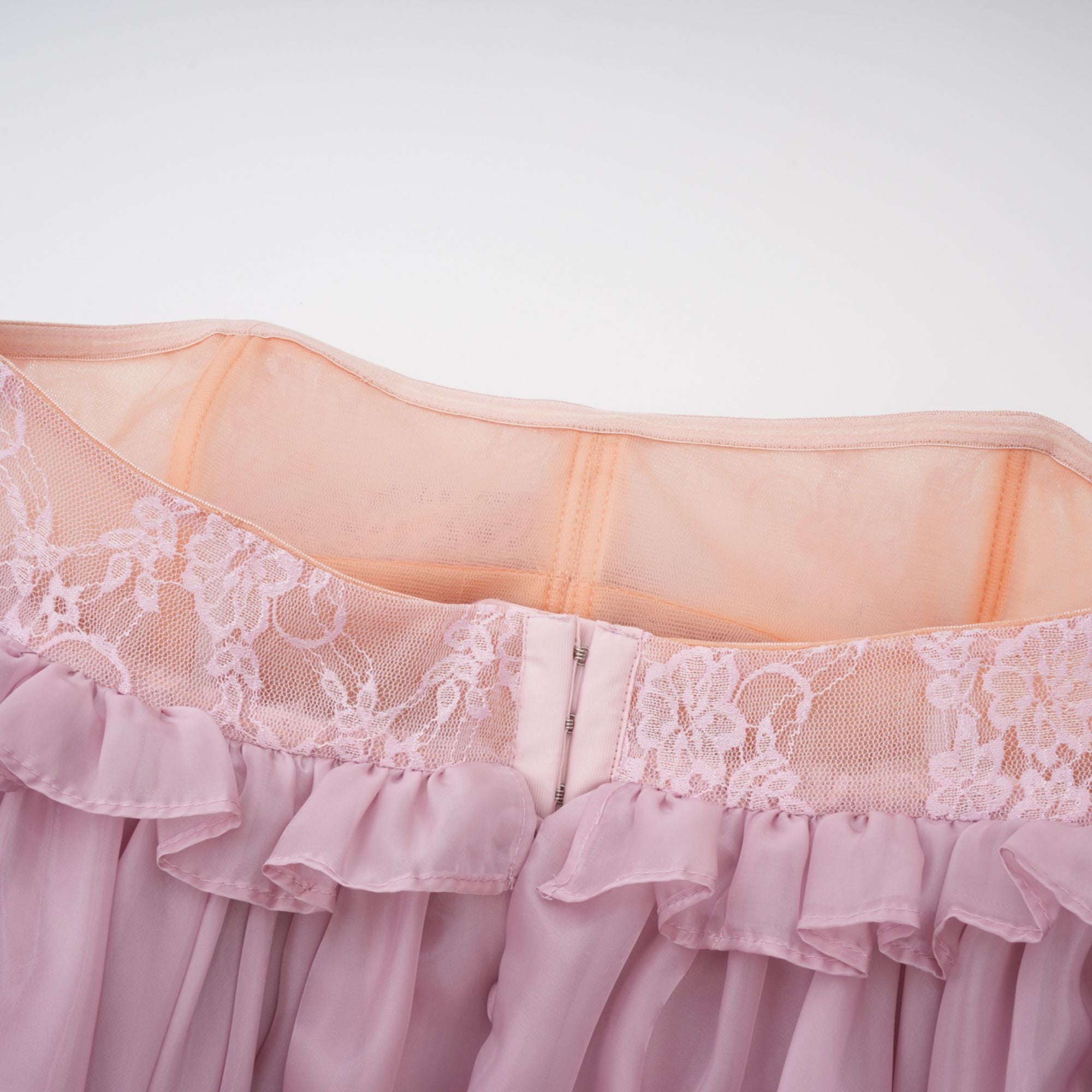 Brooklyn – Rosafarbenes Minikleid mit glänzendem Ballonsaum