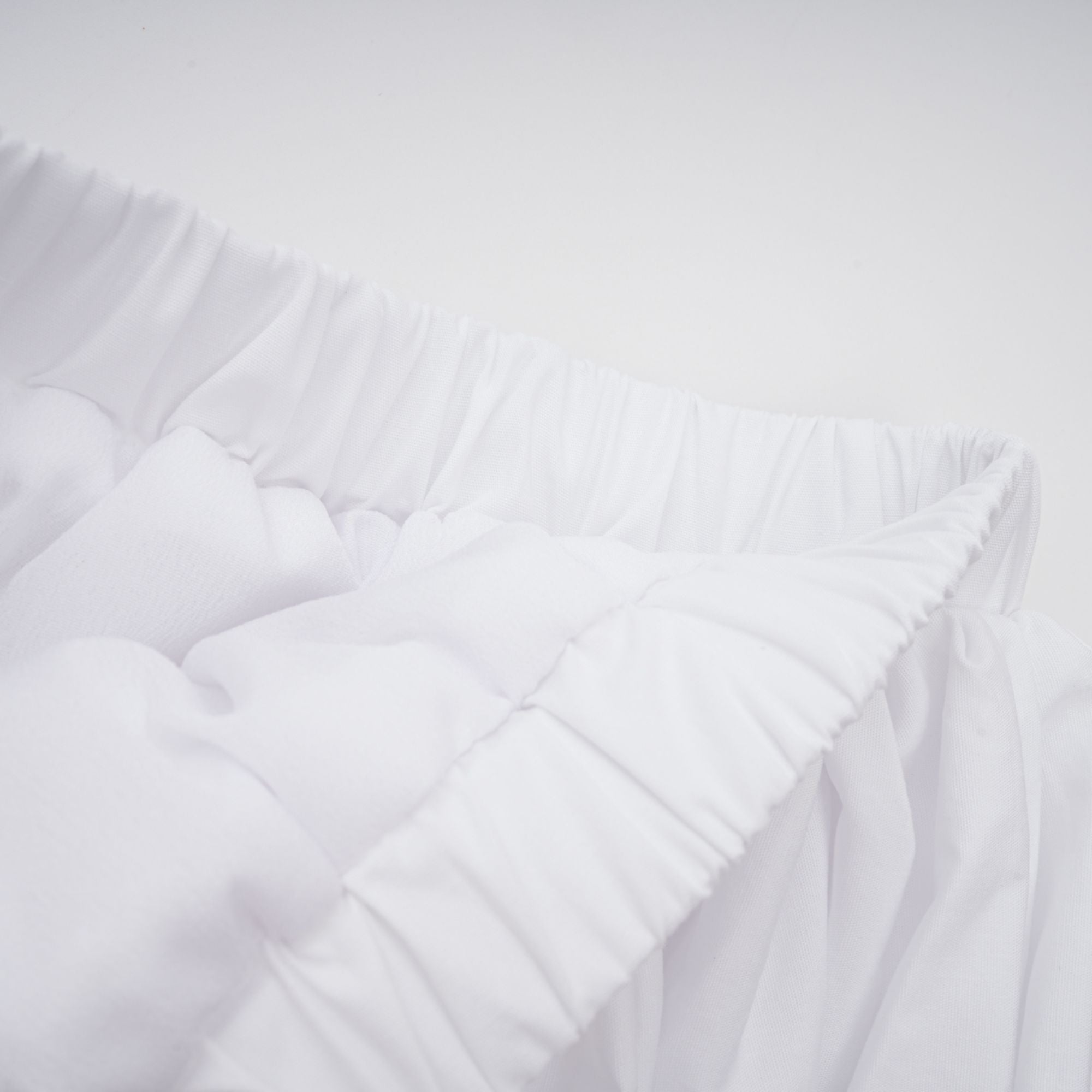 طقم بلوزة وتنورة أليسيا وايت المزينة بالكشكشة