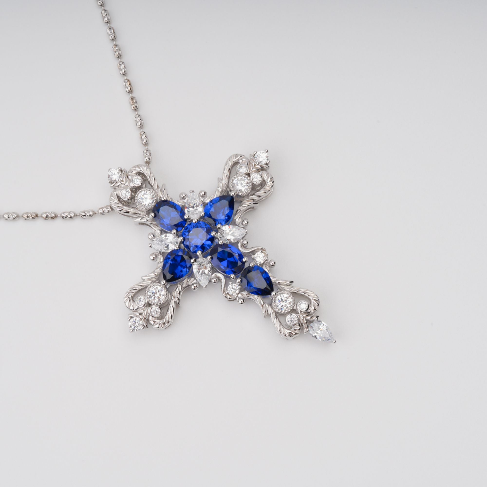 Tuulikki Halskette aus Sterlingsilber mit blauem, kreuzförmigem Edelsteinanhänger im Birnenschliff