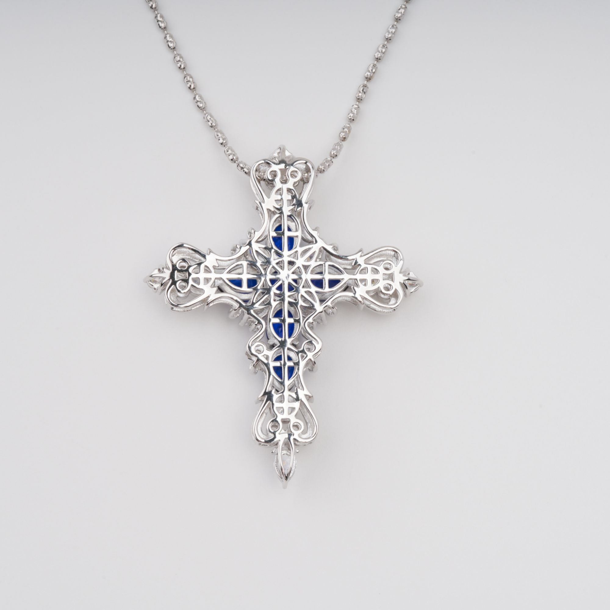 Tuulikki Halskette aus Sterlingsilber mit blauem, kreuzförmigem Edelsteinanhänger im Birnenschliff