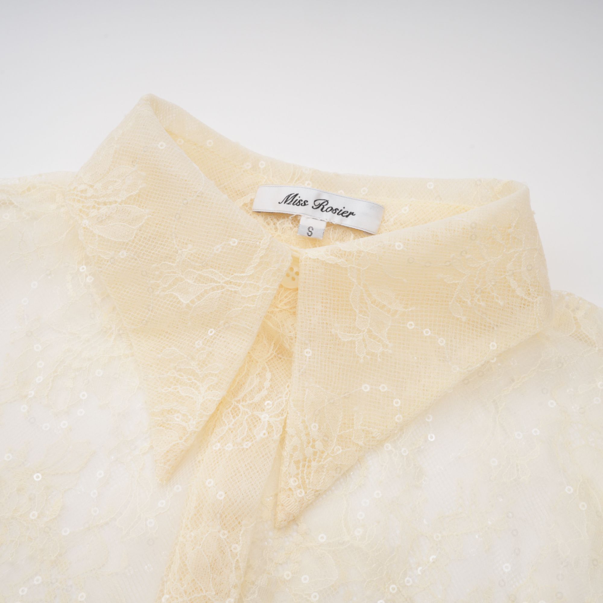 بلوزة إنغريد من الدانتيل بتصميم بيبلوم محايد