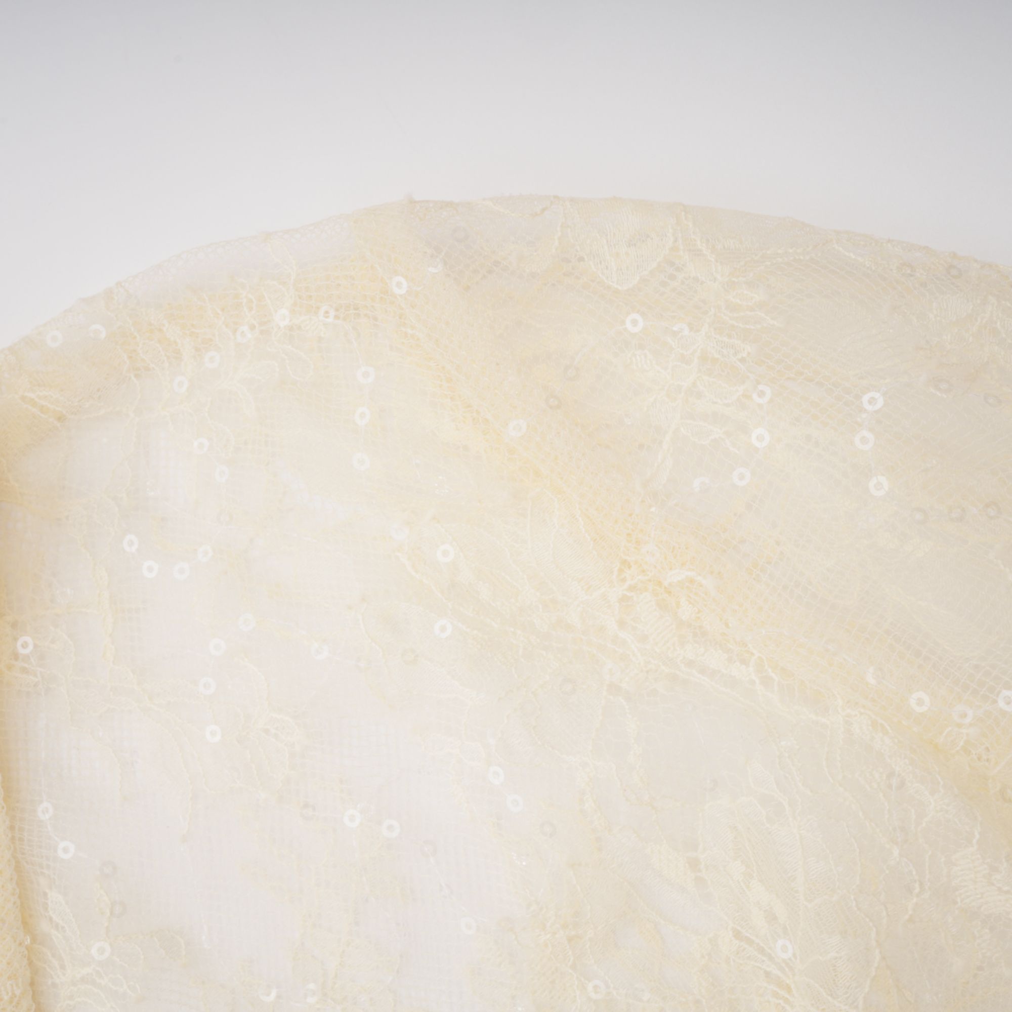 بلوزة إنغريد من الدانتيل بتصميم بيبلوم محايد