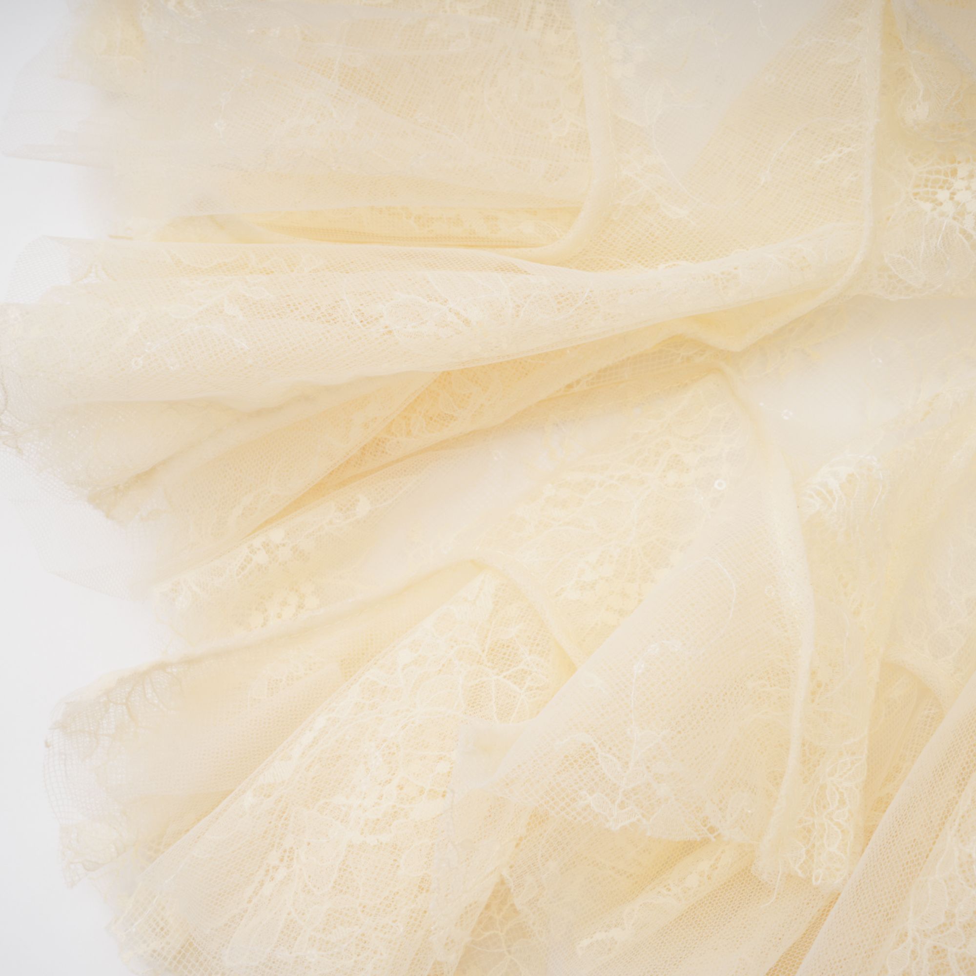 بلوزة إنغريد من الدانتيل بتصميم بيبلوم محايد