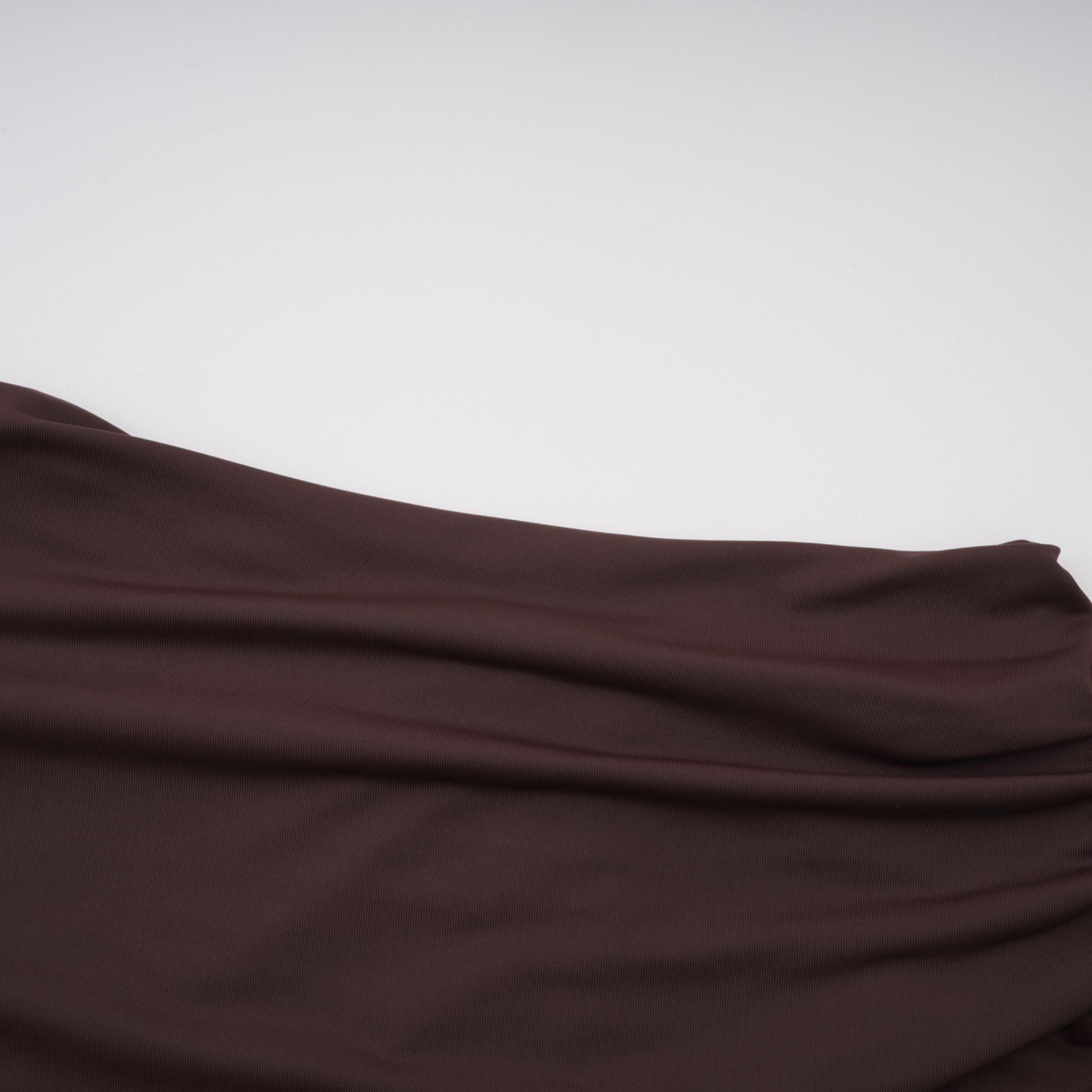 Prune Brown – Asymmetrisches, gerüschtes Midikleid „Night Out“