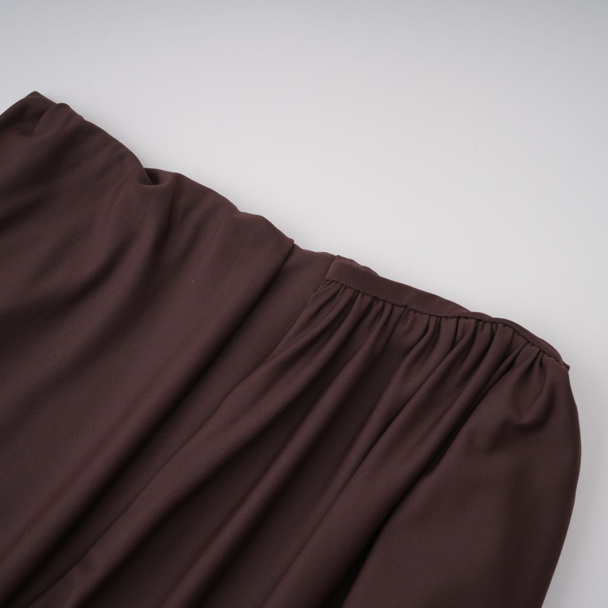 Prune Brown – Asymmetrisches, gerüschtes Midikleid „Night Out“