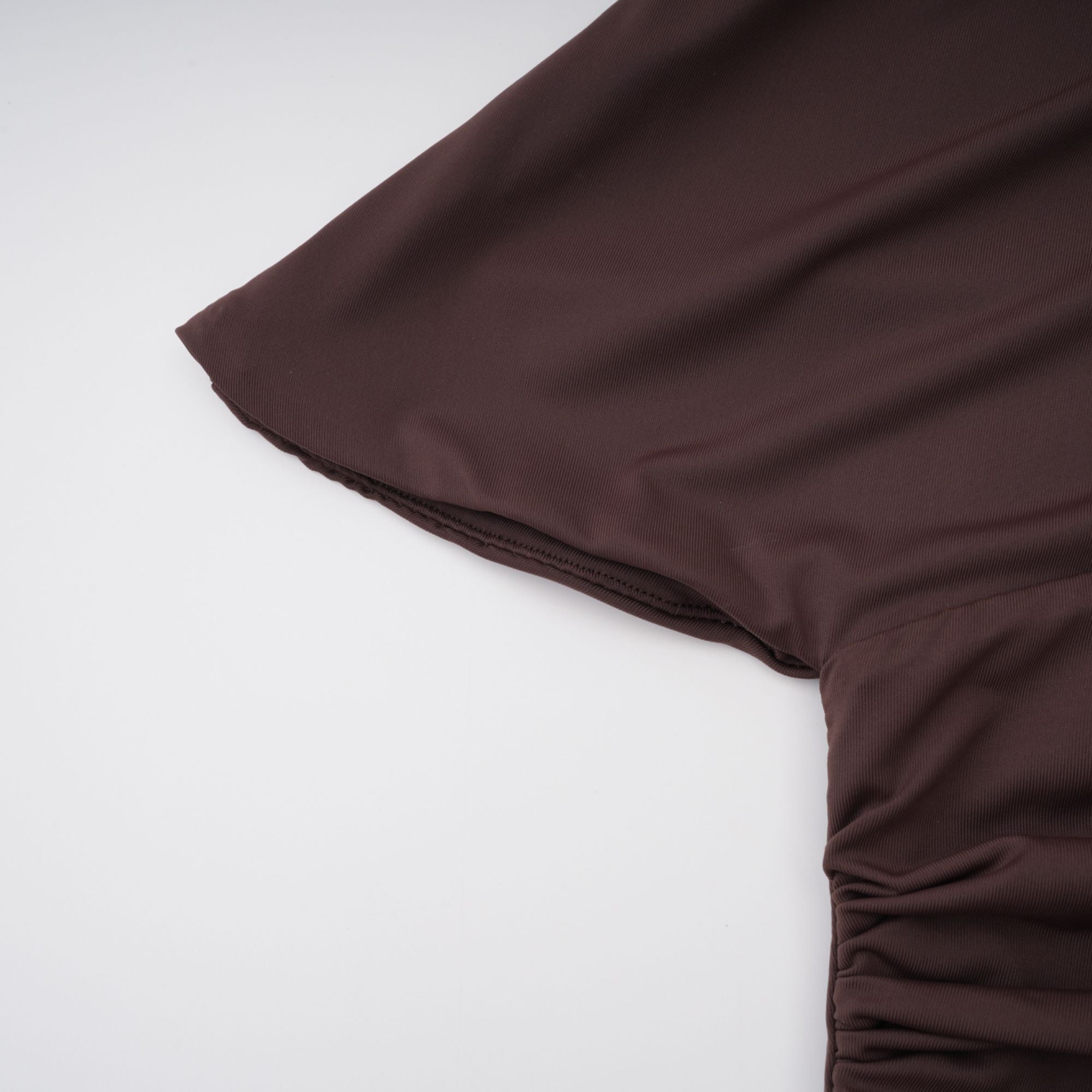 Prune Brown – Asymmetrisches, gerüschtes Midikleid „Night Out“