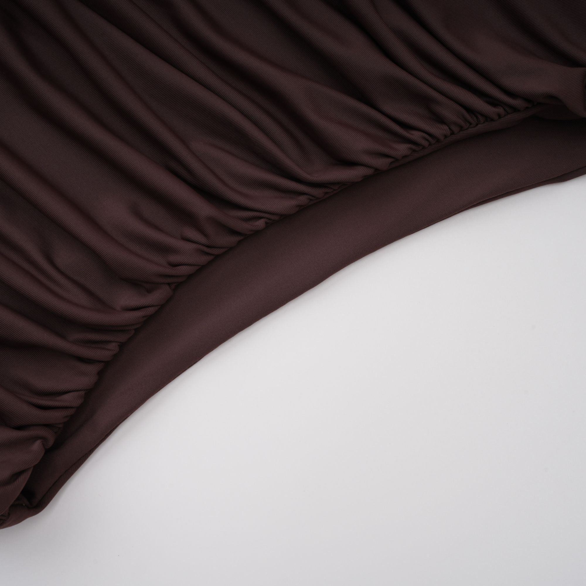 Prune Brown – Asymmetrisches, gerüschtes Midikleid „Night Out“