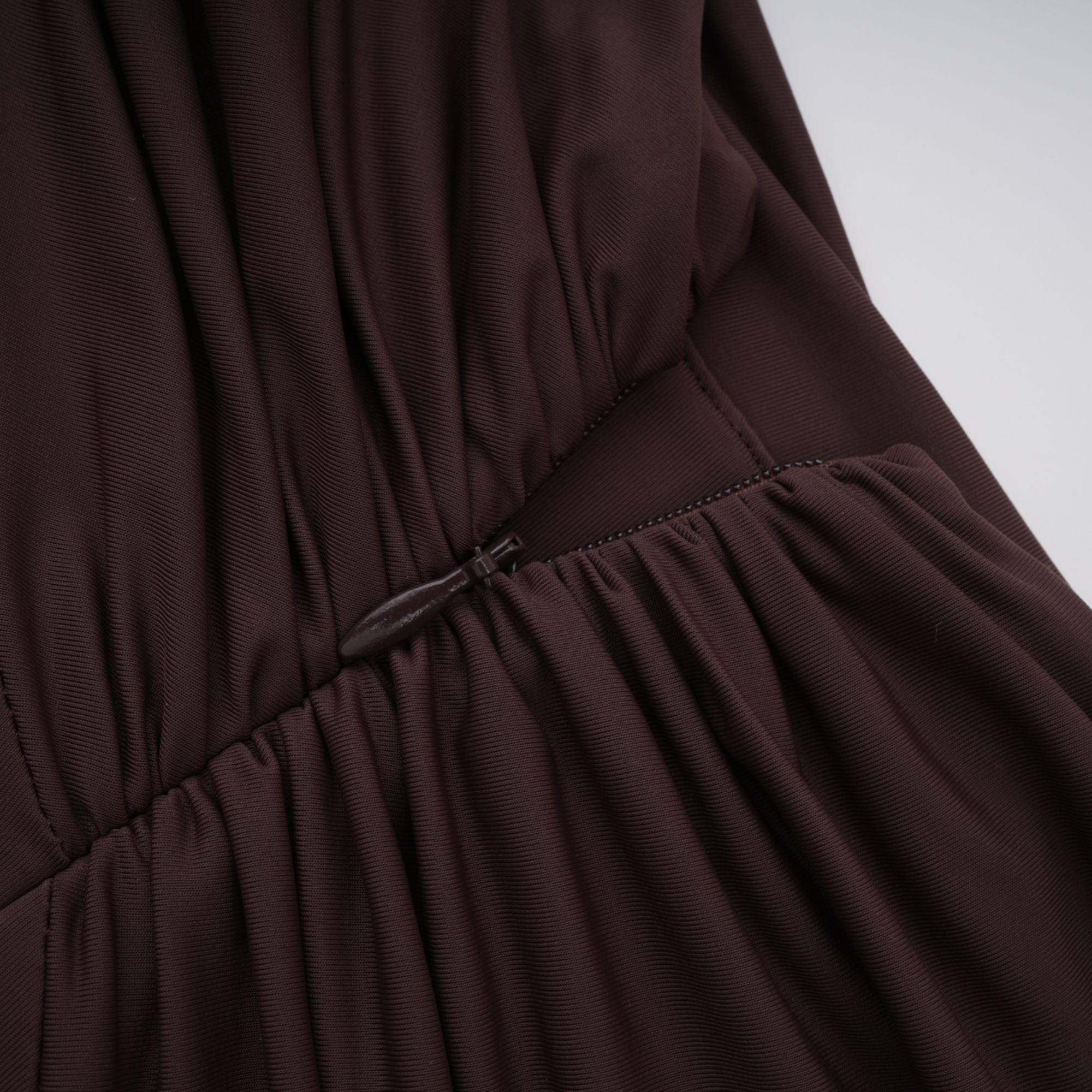 Prune Brown – Asymmetrisches, gerüschtes Midikleid „Night Out“