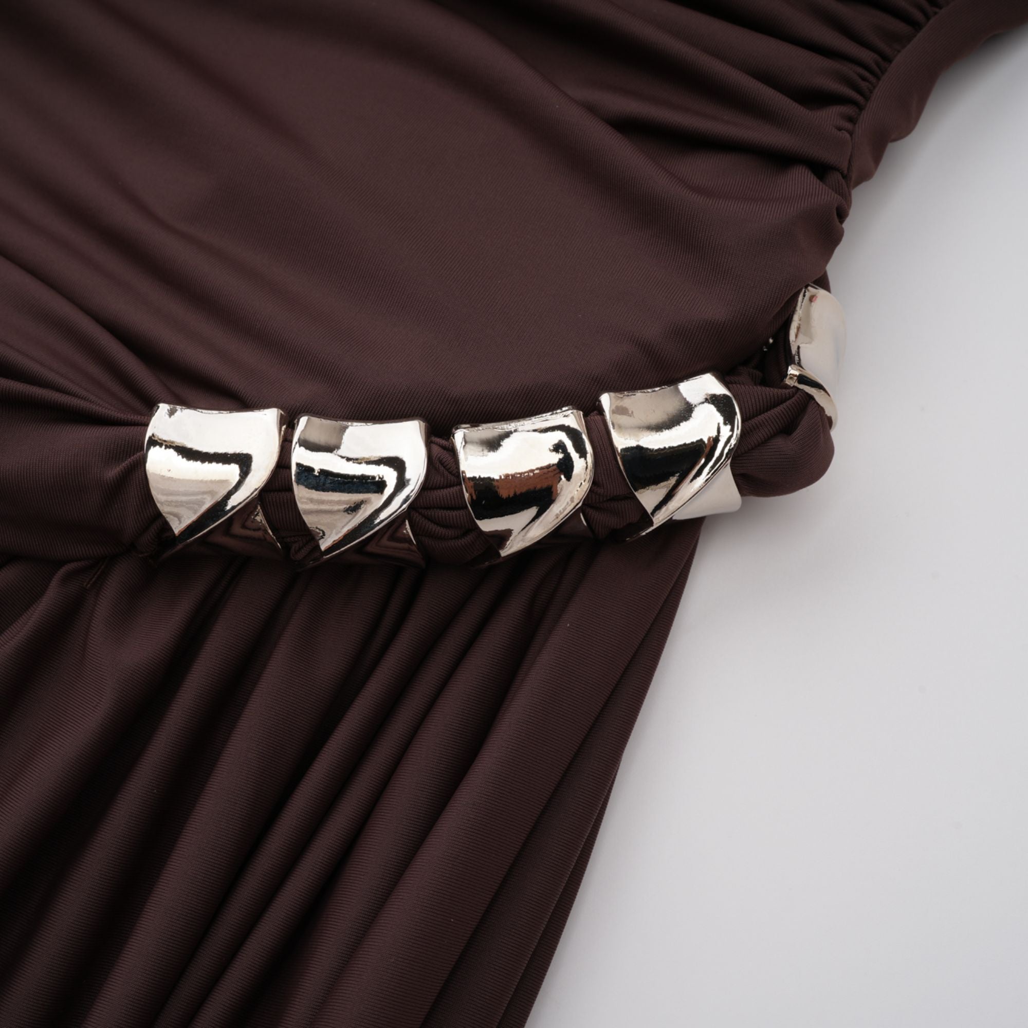 Prune Brown – Asymmetrisches, gerüschtes Midikleid „Night Out“