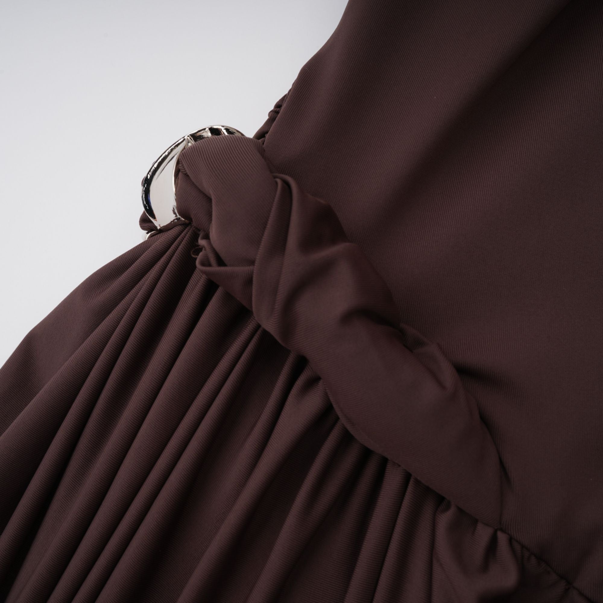 Prune Brown – Asymmetrisches, gerüschtes Midikleid „Night Out“