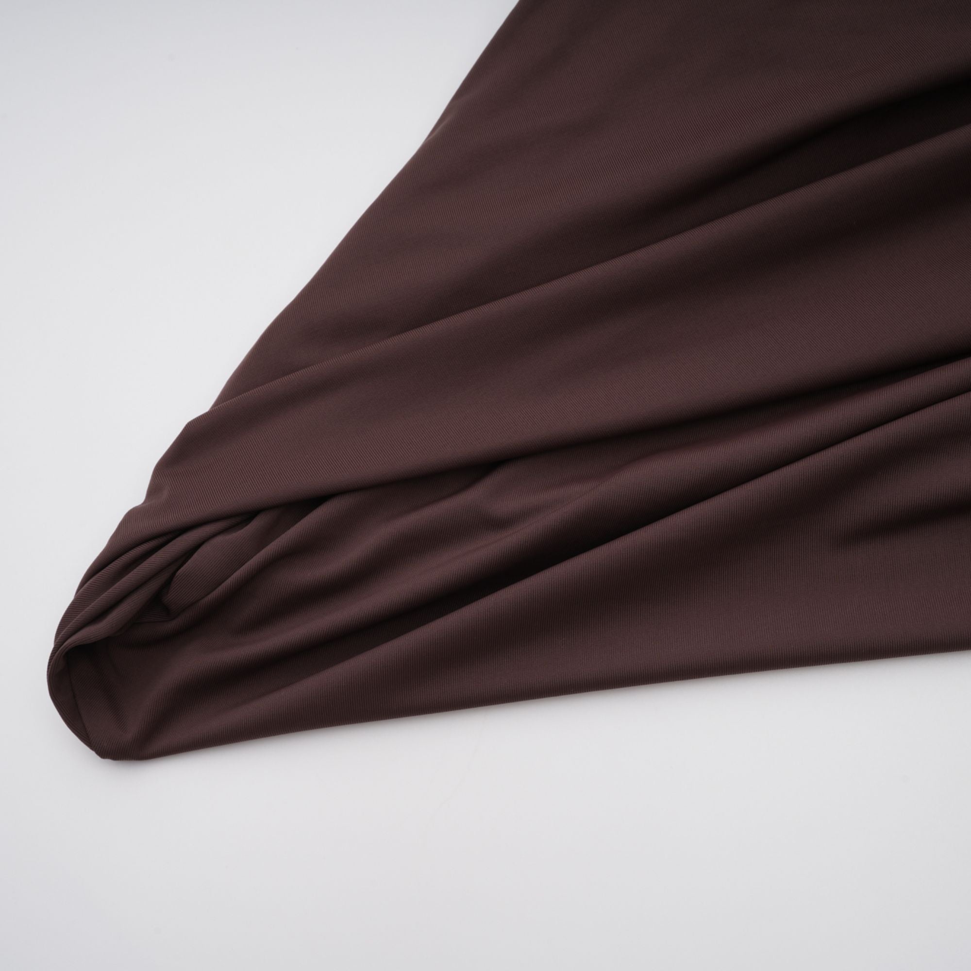 Prune Brown – Asymmetrisches, gerüschtes Midikleid „Night Out“