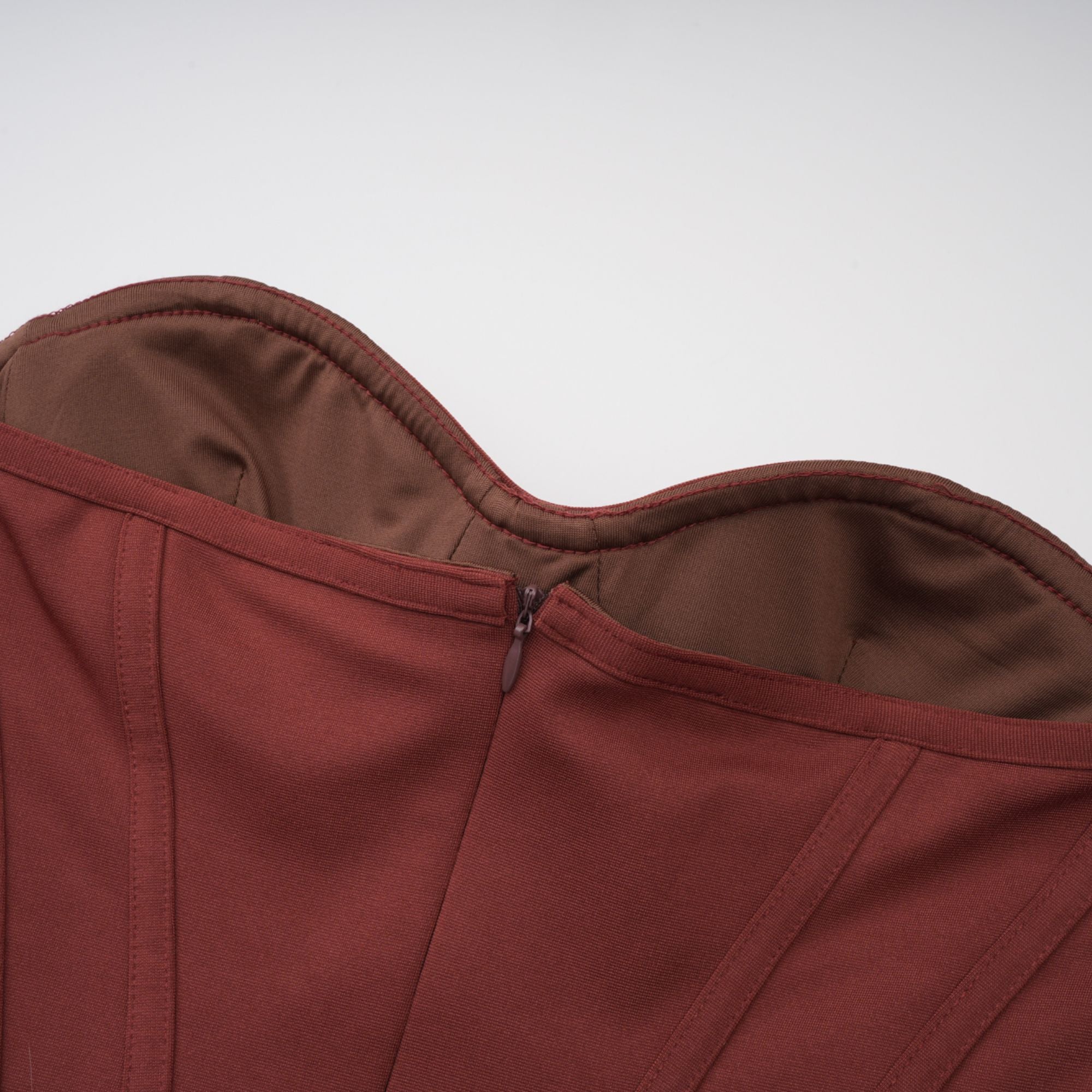 فستان دلفين ماكسي بتصميم شريطي باللون البني