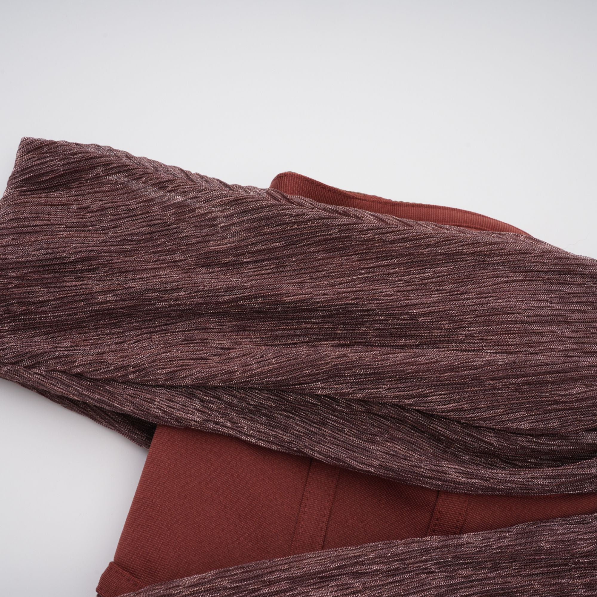 فستان دلفين ماكسي بتصميم شريطي باللون البني