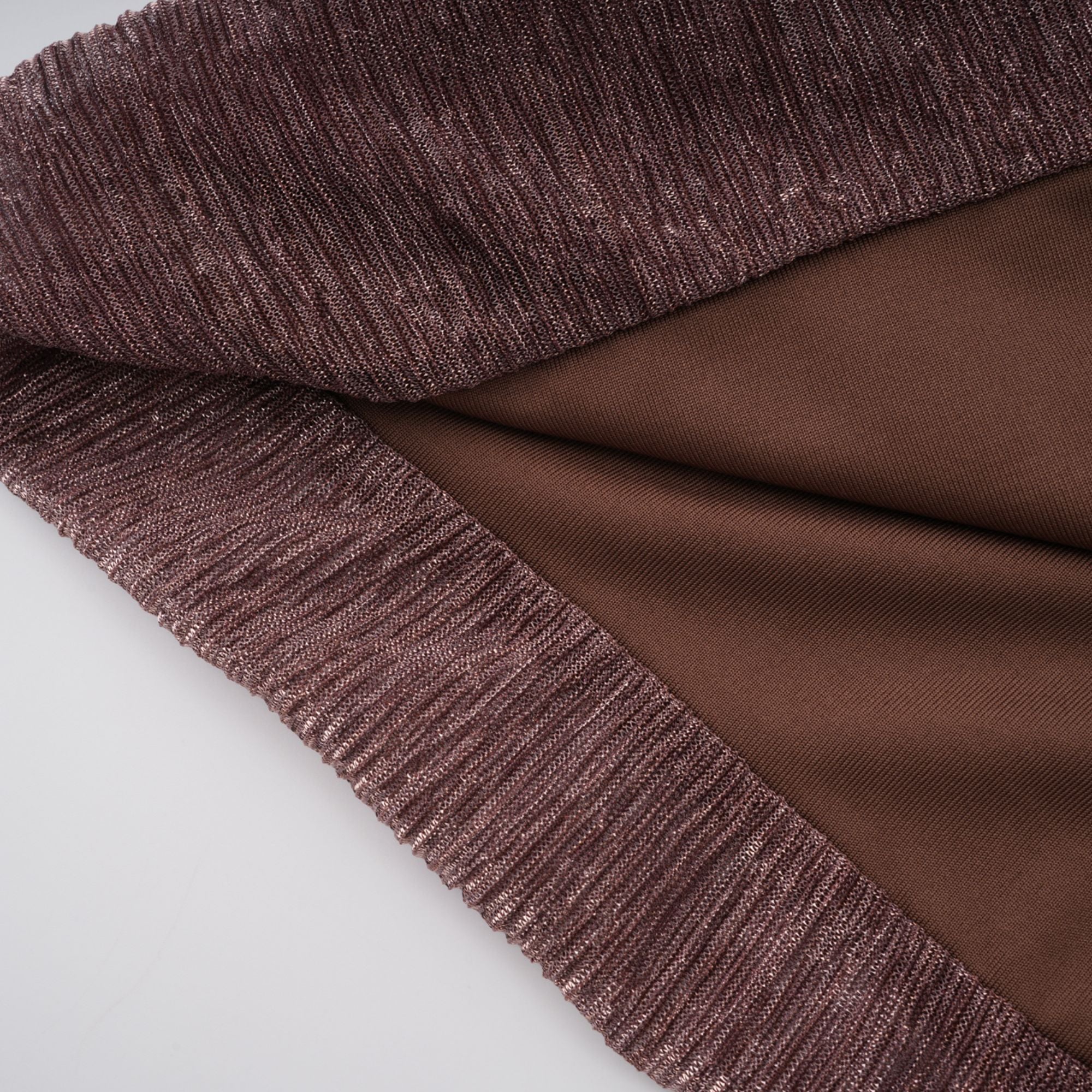 فستان دلفين ماكسي بتصميم شريطي باللون البني