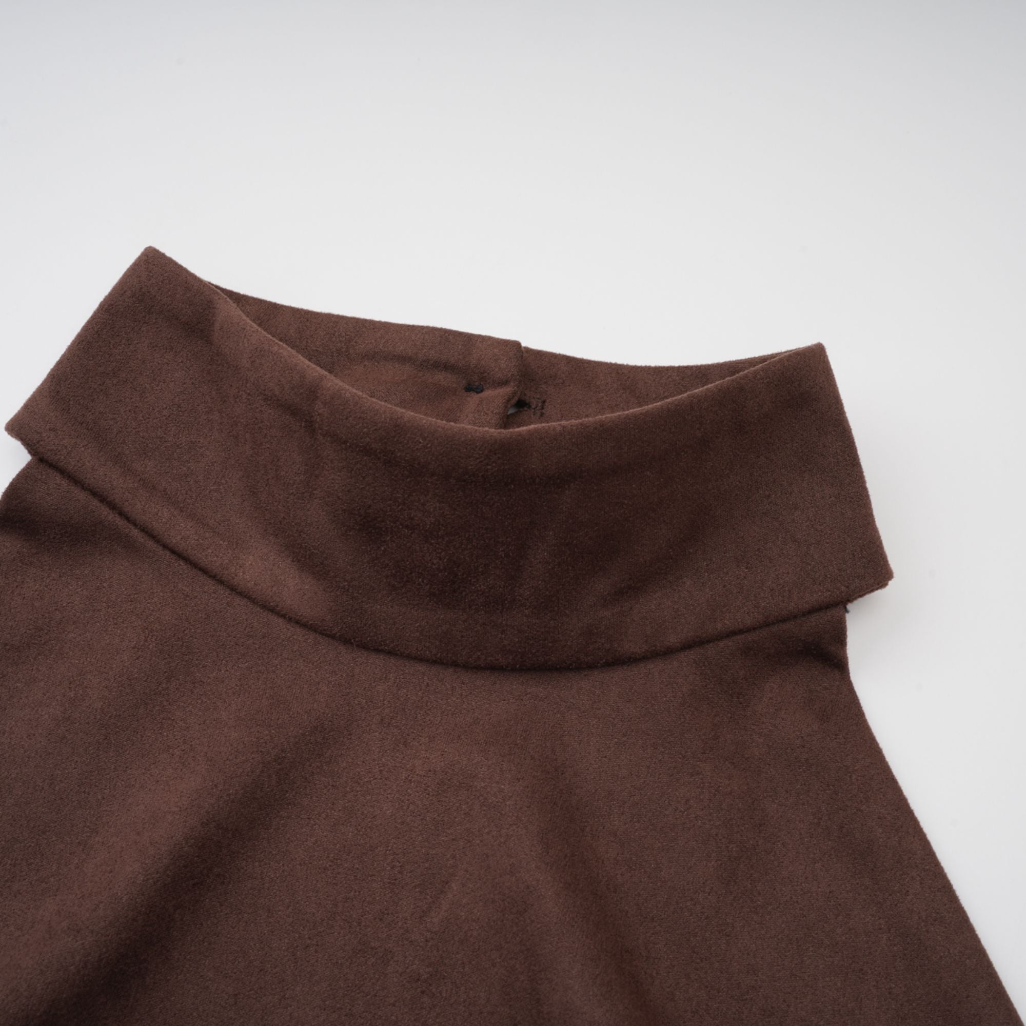 طقم بلوزة وشورت من قماش سويدي بني بحافة مقسمة من تشاني