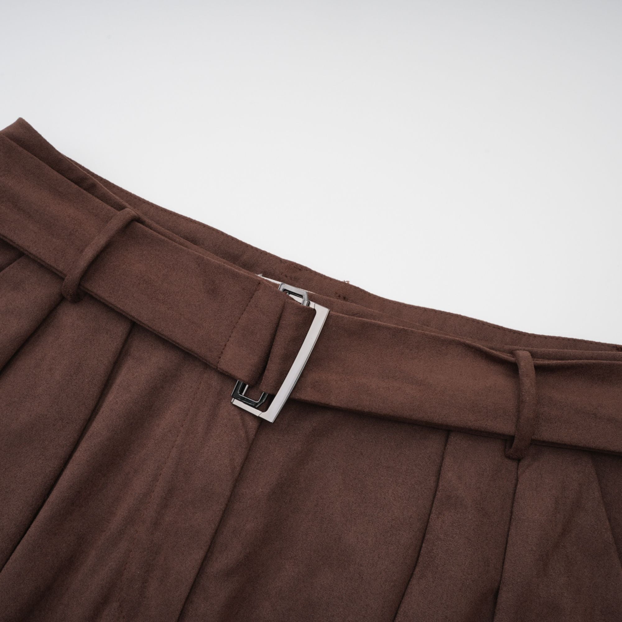 طقم بلوزة وشورت من قماش سويدي بني بحافة مقسمة من تشاني