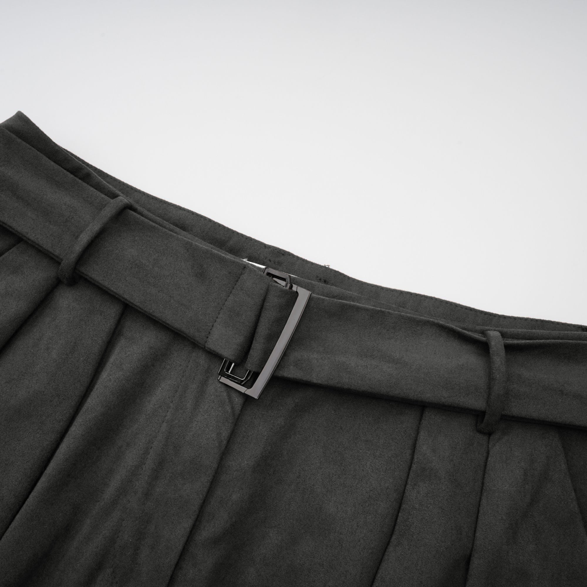 شورتات Chaney ذات الحافة الهوائية الرمادية المصنوعة من الجلد المدبوغ