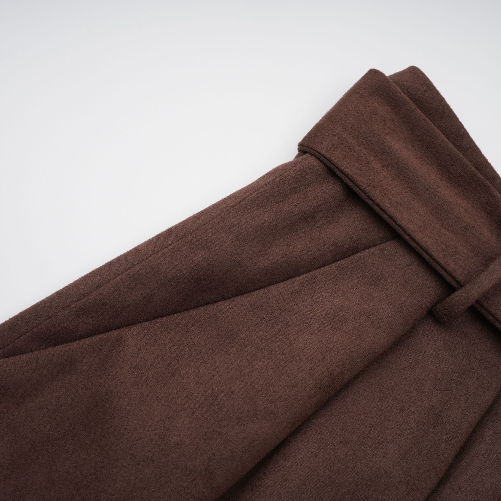 طقم بلوزة وشورت من قماش سويدي بني بحافة مقسمة من تشاني