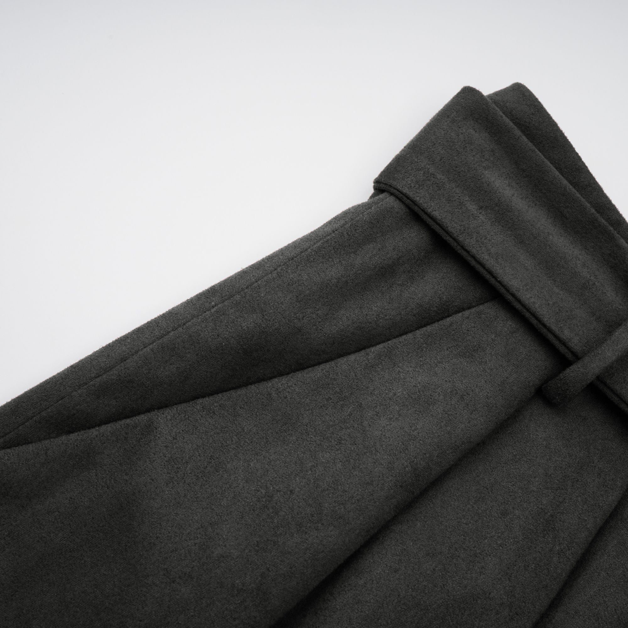 شورتات Chaney ذات الحافة الهوائية الرمادية المصنوعة من الجلد المدبوغ