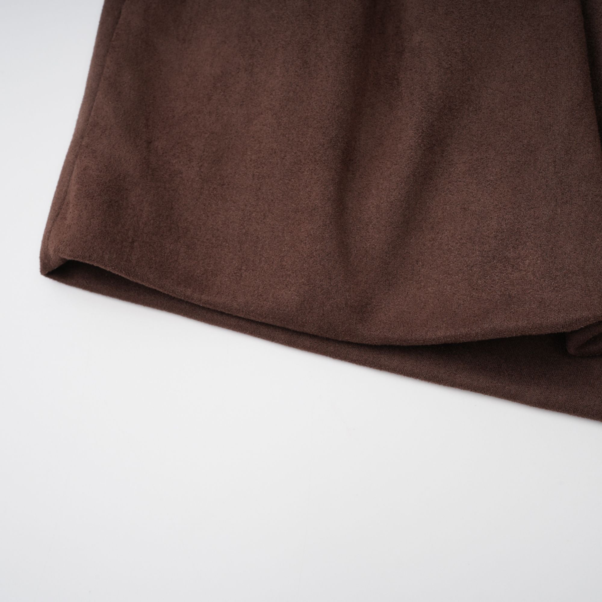 طقم بلوزة وشورت من قماش سويدي بني بحافة مقسمة من تشاني