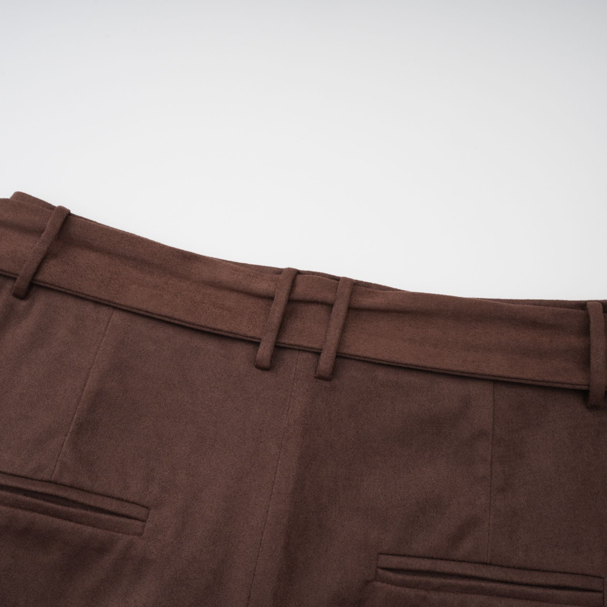 طقم بلوزة وشورت من قماش سويدي بني بحافة مقسمة من تشاني