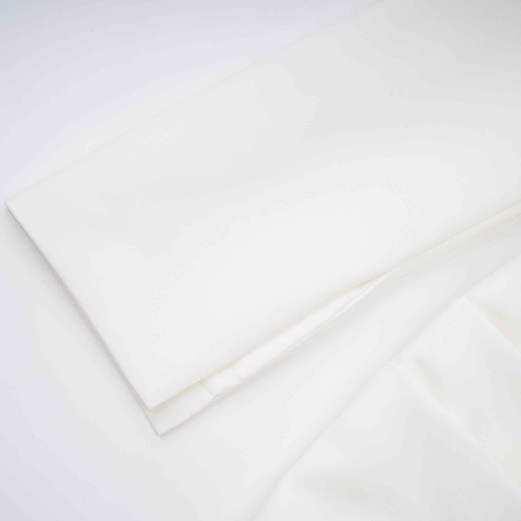 فستان قصير من نوع بلوزة صغيرة بأزرار مزينة بتطريزات وردية باللون الأبيض