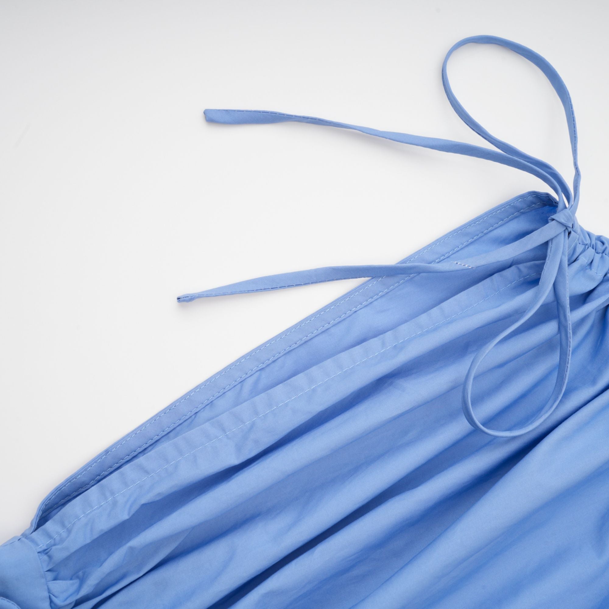 Emma – Maxikleid mit Blütenblattdetail und Kordelzug in Blau