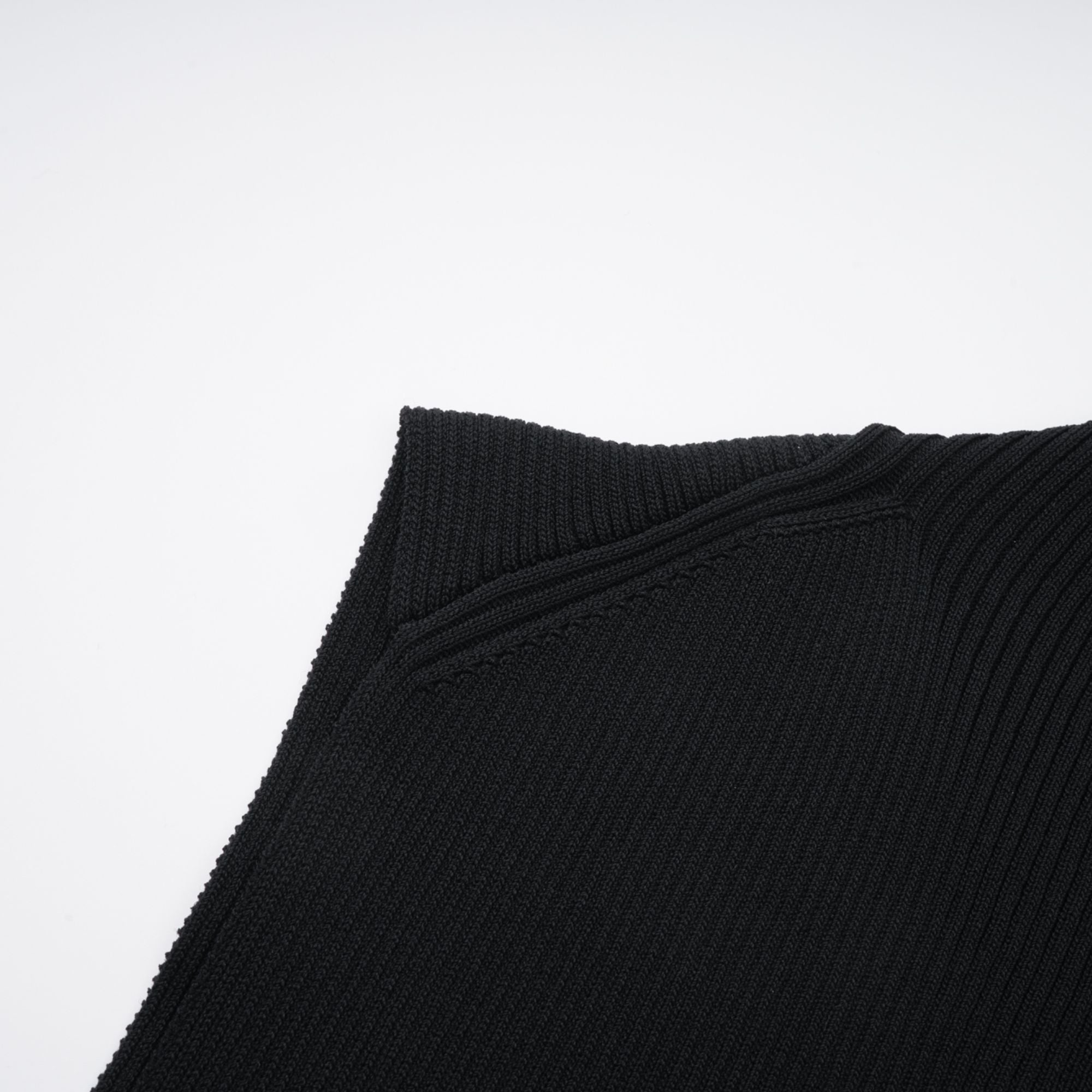 Ysandre – Schwarzes, geripptes Strick-Tanktop mit Schlüssellochausschnitt