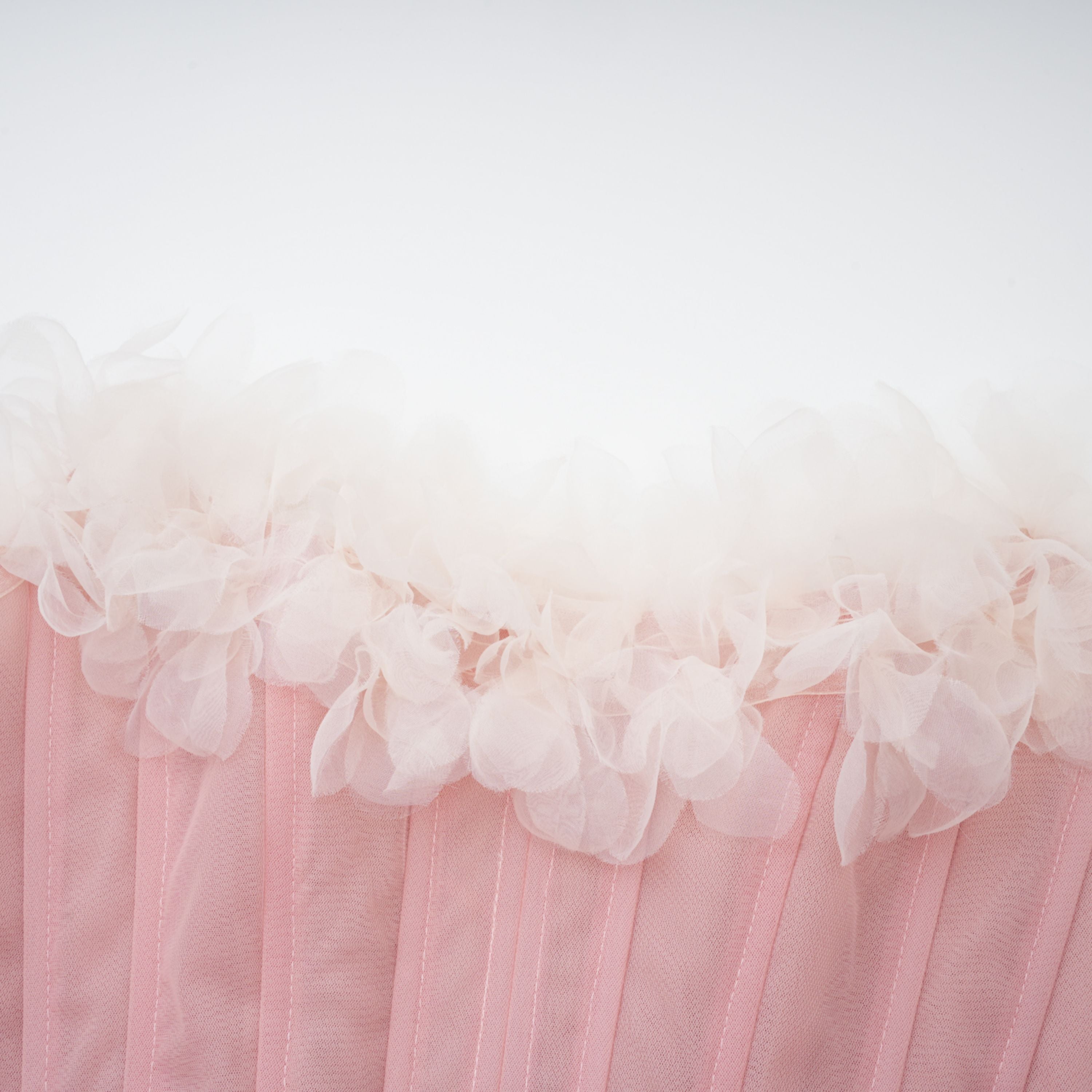 Rachel – Minikleid aus Tüll mit 3D-Blütenblättern in Rosa