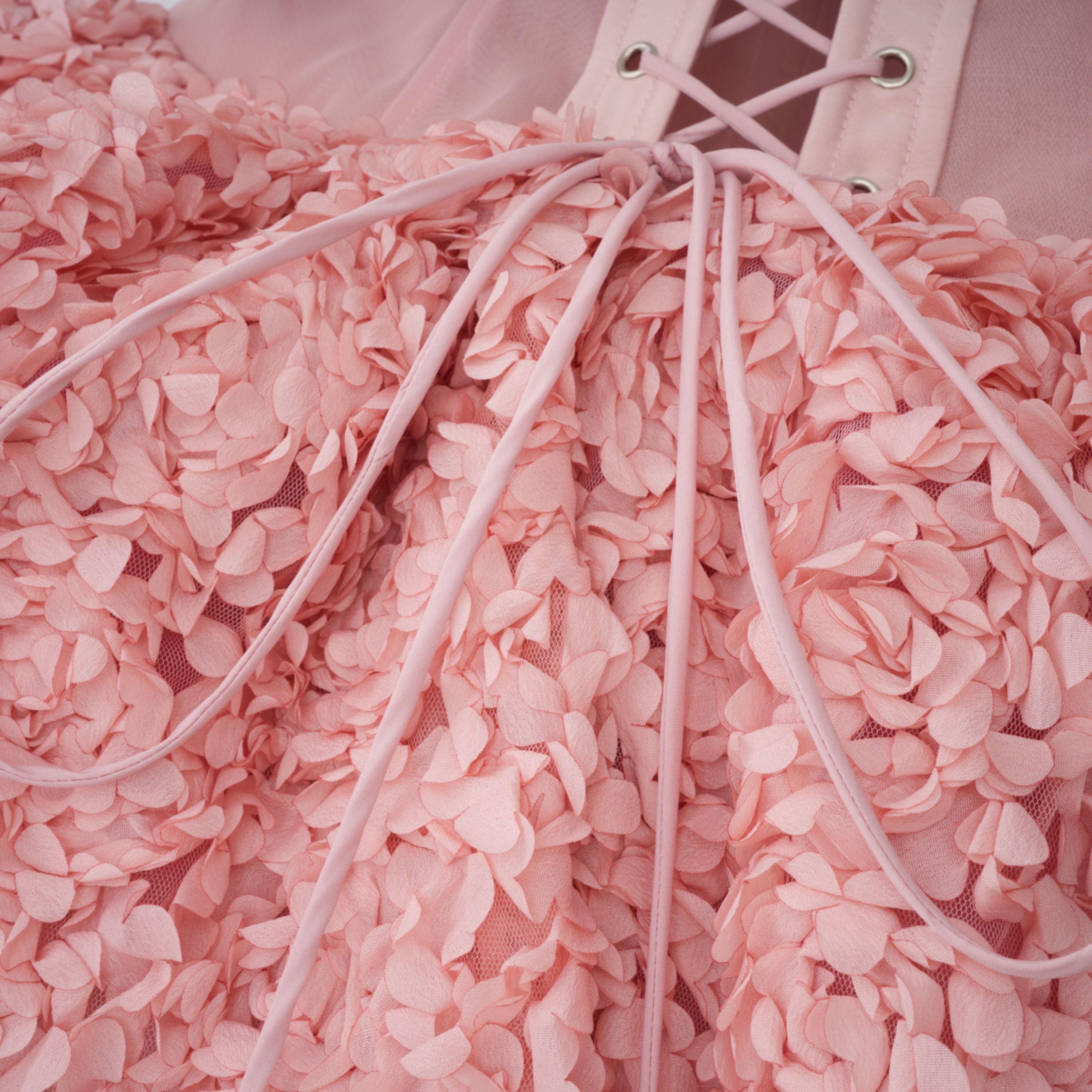 Rachel – Minikleid aus Tüll mit 3D-Blütenblättern in Rosa