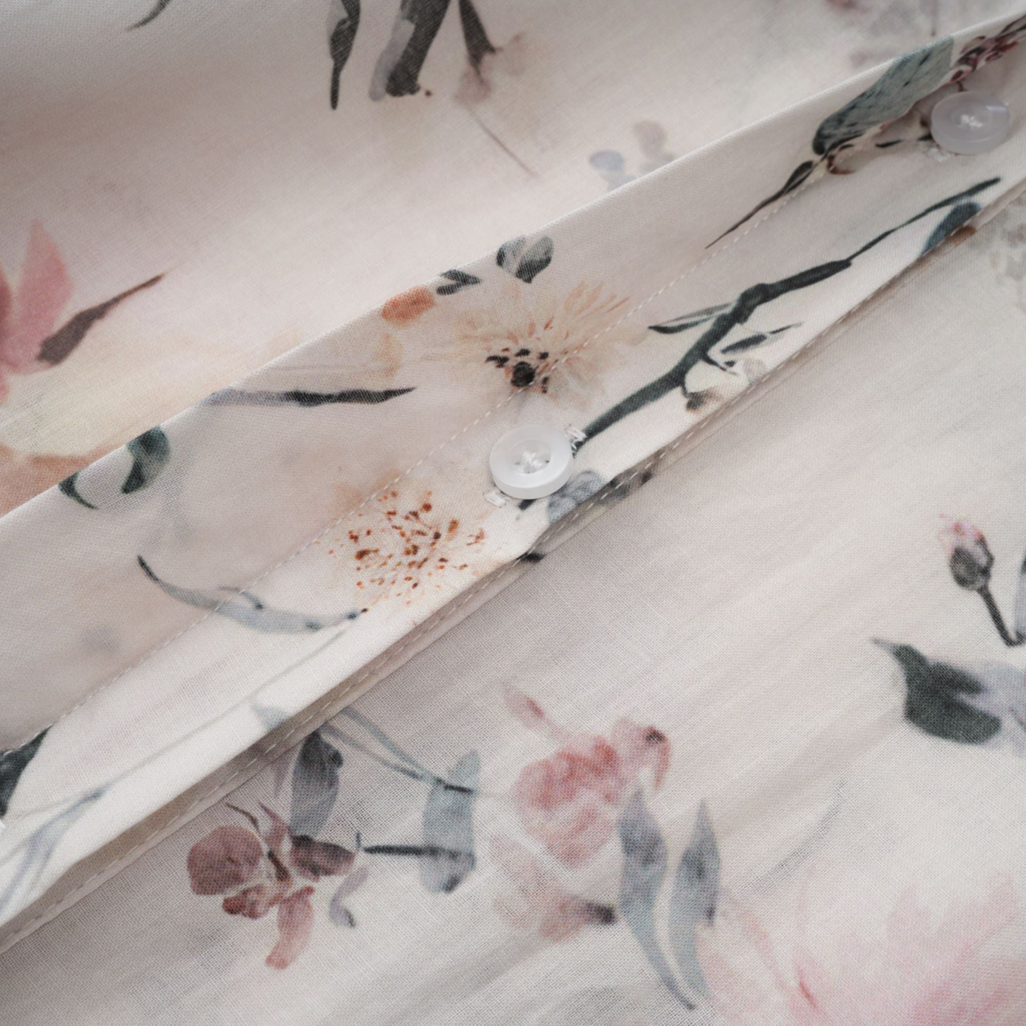 فستان هيلويز الأبيض الصيفي متوسط ​​الطول بطبعة زهور 